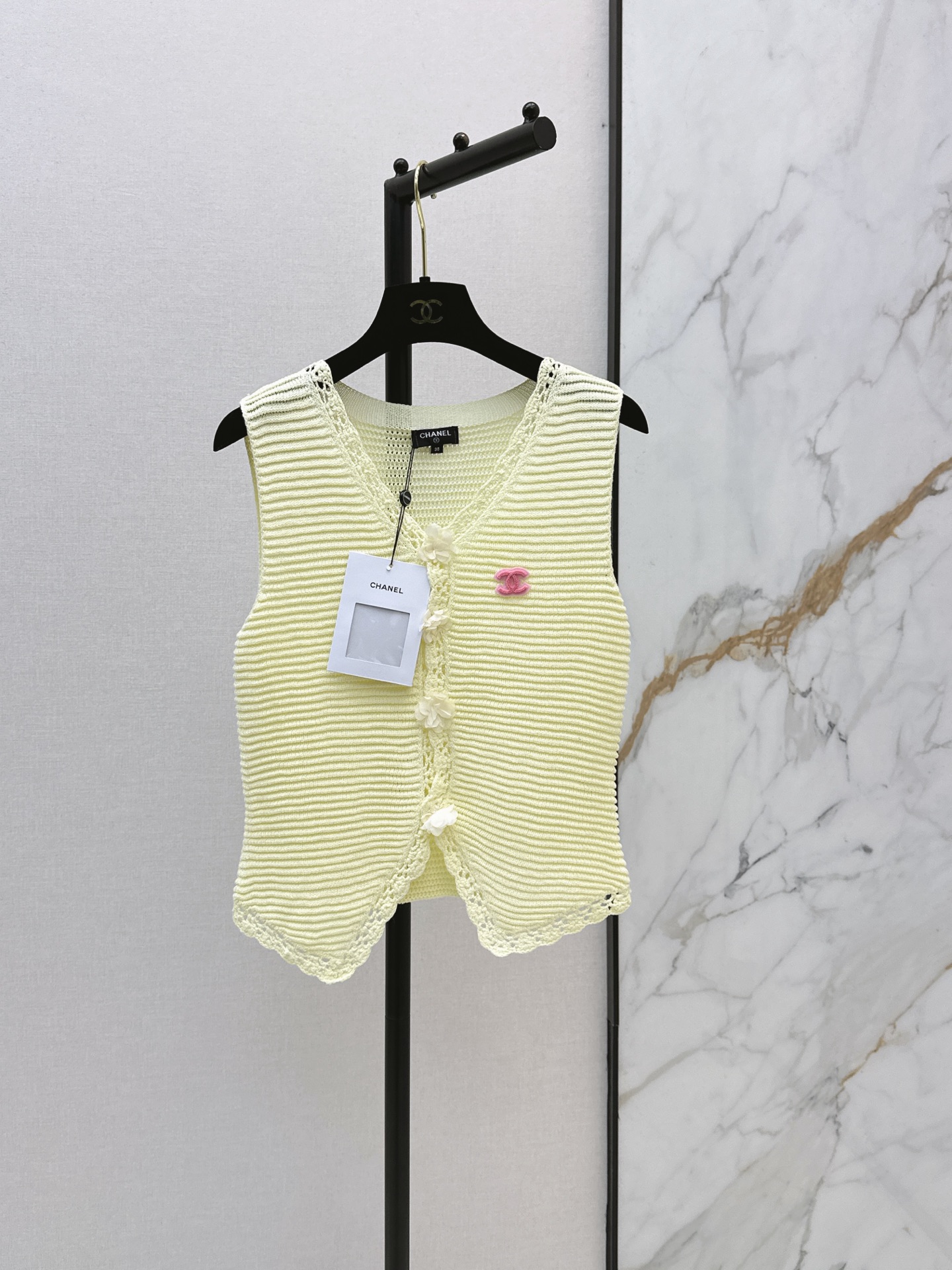 NO:869610,C Home 26Ss————The latest spring and summer logo decorative vest is simple and classic. It is very recognizable. The knitted fabric has good elasticity and is close-fitting and comfortable. It is OK to wear alone or layered in spring and summer. One color ready for sale sml,,chanel,19860909C家 26Ss————春夏最新款logo装饰背心简约又经典 超有辨识度 针织面料弹性好 贴身舒适 春夏单穿或内搭都很OK 一色现货发售sml,,chanel,,Women's clothing