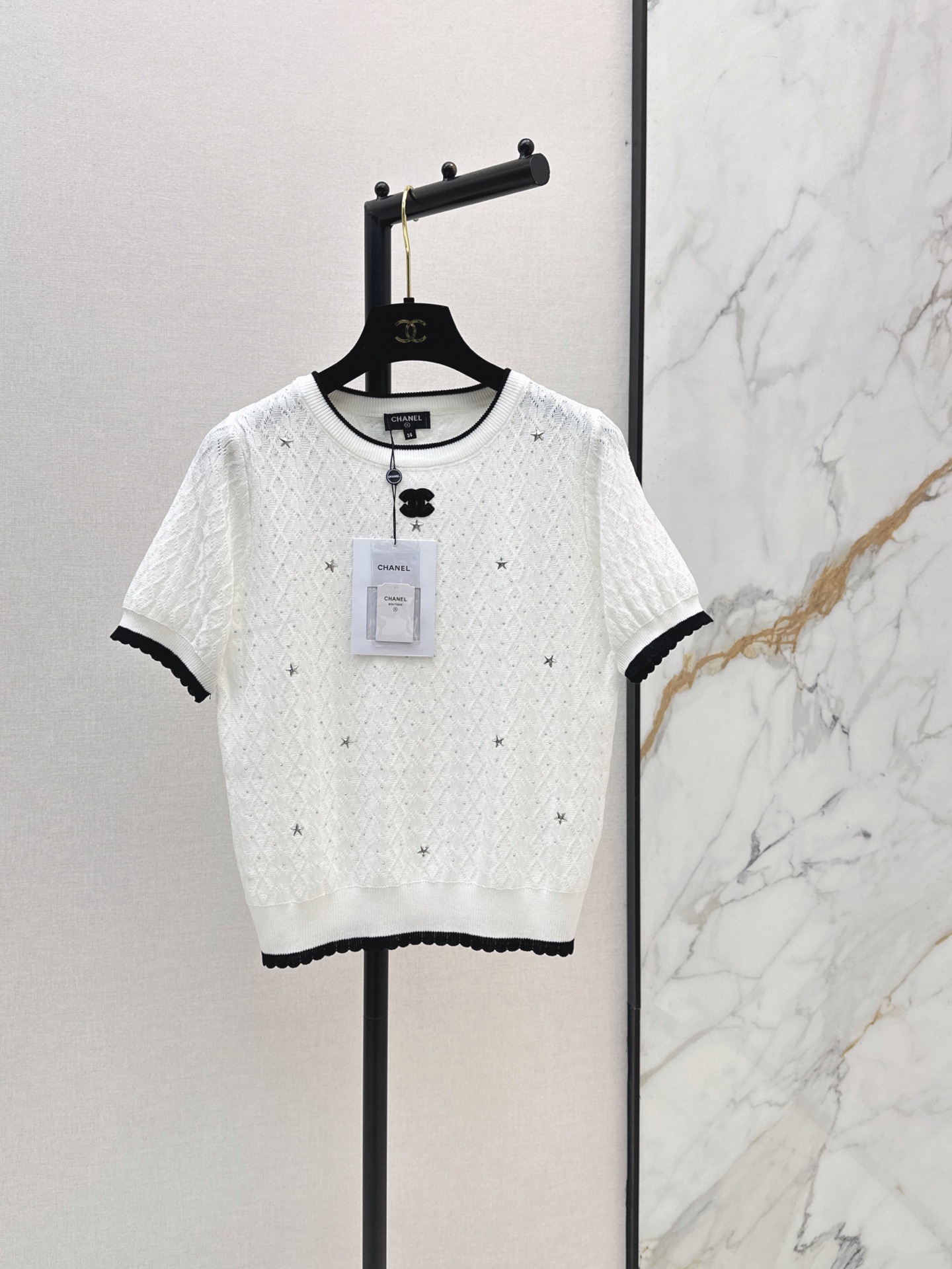 NO:869618,C Home 26Ss————The latest logo-decorated short-sleeved sweater for spring and summer is simple and classic. It is very recognizable. The knitted fabric has good elasticity and is close-fitting and comfortable. It is OK to wear alone or layered in spring and summer. Two colors are available in stock, sml, chanel, T-shirt,19860909C家 26Ss————春夏最新款logo装饰短袖针织衫简约又经典 超有辨识度 针织面料弹性好 贴身舒适 春夏单穿或内搭都很OK 两色现货发售sml,,chanel,T-shirt,,Women's clothing