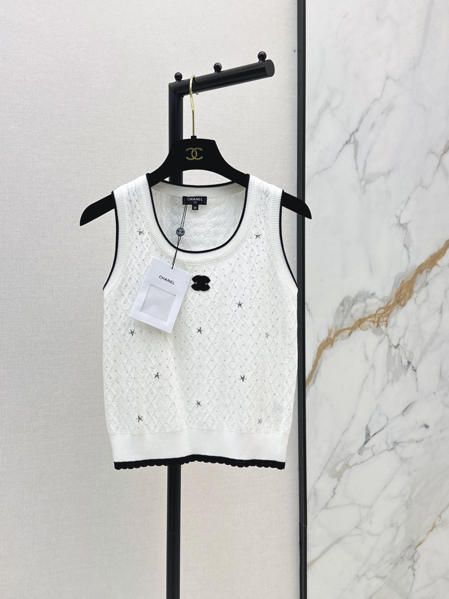 NO:869557,C Home 26Ss————The latest logo-decorated knitted vest for spring and summer is simple and classic. It is very recognizable. The knitted fabric has good elasticity and is close-fitting and comfortable. It is OK to wear alone or layered in spring and summer. Two colors are available in stock sml,,chanel,19860909C家 26Ss————春夏最新款logo装饰针织背心简约又经典 超有辨识度 针织面料弹性好 贴身舒适 春夏单穿或内搭都很OK 两色现货发售sml,,chanel,,Women's clothing