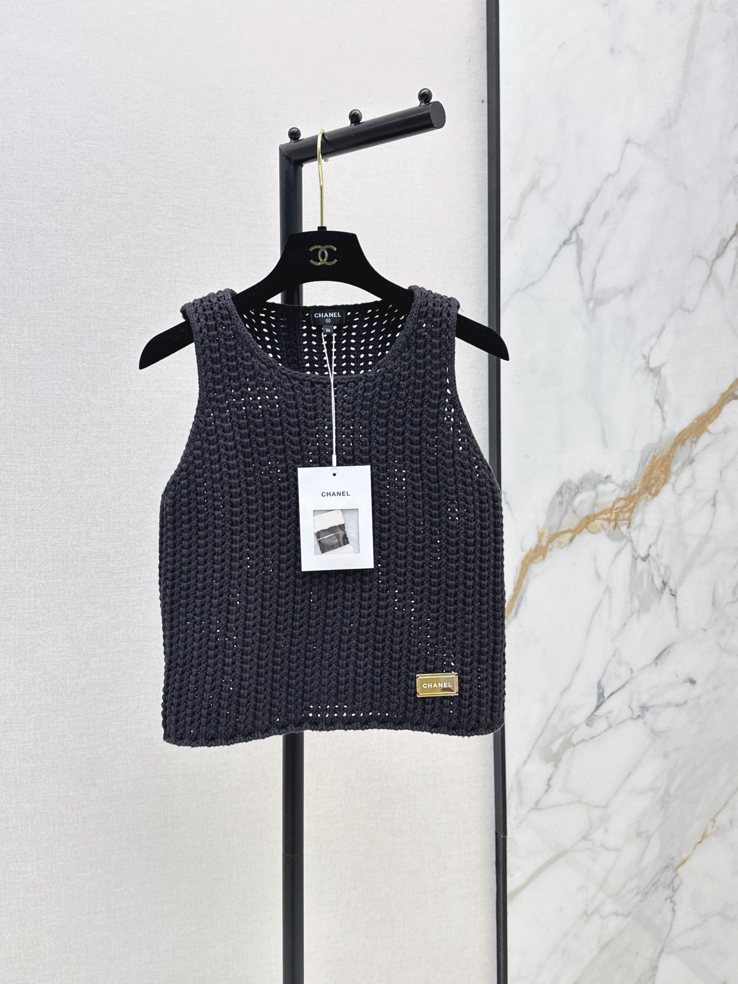 NO:869563,C Home 26Ss————The latest hollow knitted vest for spring and summer is made of high-quality knitted material. It is breathable and comfortable. It is very suitable for spring and summer. Sleeveless design + hollow texture. Full of layering. It is great when worn alone with a shirt or jacket. It can be easily used for commuting and leisure. It is a practical and fashionable wardrobe essential. Two colors are available in stock sml,,chanel,jackets & coats,shirts,19860909C家 26Ss————春夏最新款镂空针织背心采用高品质针织材质 透气又舒适 春夏穿超合适 无袖设计+镂空纹理 层次感满满 单穿叠搭衬衫外套都很出彩 通勤休闲都能轻松驾驭 是实用又时髦的衣橱必备单品 两色现货发售sml,,chanel,jackets & coats,shirts,,Women's clothing