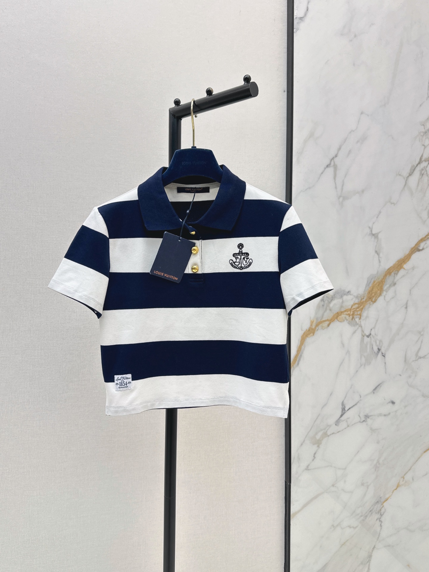 NO:869569,L Family 26Ss————The latest anchor embroidered striped POLO shirt for spring and summer. Pure cotton fabric. Soft and breathable. Classic navy blue and white striped design. Short waisted version just elongates the proportion. Exquisite anchor embroidery + gold buckle access control. Details and texture online. Paired with high-waisted trousers. Skirts show long legs. Suitable for daily commuting and leisure. One color ready for sale sml,, louis vuitton, skirts,19860909L家 26Ss————春夏最新款船锚刺绣条纹POLO衫 纯棉面料 柔软透气 经典藏青白条纹设计 短款露腰版型刚好拉长比例 精致船锚刺绣+金扣门禁 细节质感在线 搭配高腰裤 裙都超显腿长 日常通勤 休闲都适配 一色现货发售sml,,louis vuitton,skirts,,Women's clothing