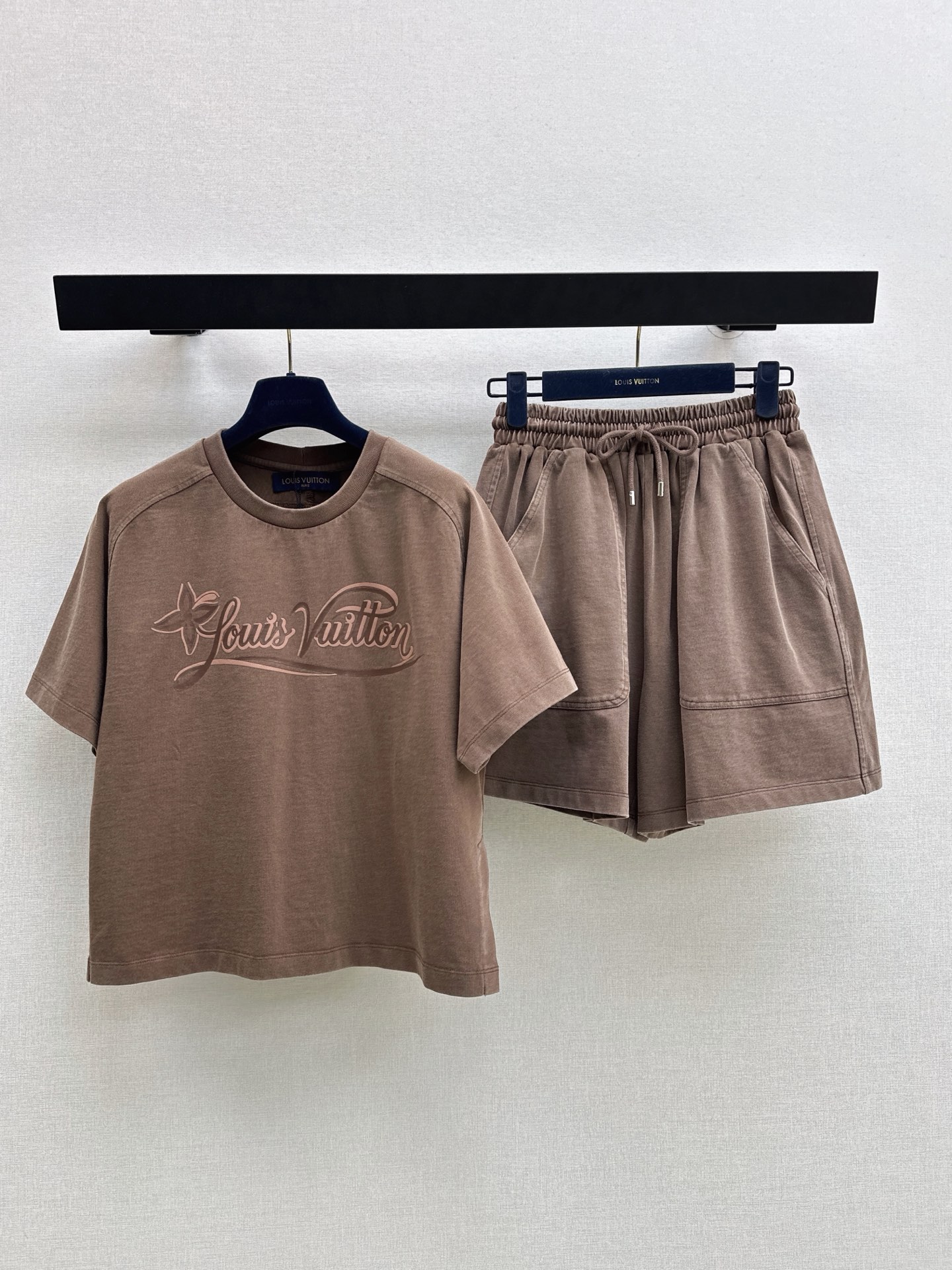 NO:869582,L's 26Ss - the latest caramel color short-sleeved suit for spring and summer. Loose T-shirt + elastic waist shorts. Retro distressed washed cotton fabric. The embroidered logo of the same color is low-key and recognizable. The fabric is soft and skin-friendly. Super comfortable to wear. The drawstring design of the shorts is OK for home and vacation. Pair it with a presbyopic bag or sneakers for easy control. One set is available in stock. sml,, louis  vuitton,sneakers,shorts,T-shirt,tees,t-shirt,19860909L家 26Ss————春夏最新款焦糖色短袖套装 宽松T恤+松紧腰短裤 复古做旧水洗棉质面料 同色刺绣Logo低调有辨识度 面料柔软亲肤 穿着超舒服 短裤抽绳设计 居家出街度假都OK 搭配老花包or运动鞋 轻松驾驭 一套出 一色现货发售sml,,louis vuitton,sneakers,shorts,T-shirt,tees，t-shirt,,Women's clothing