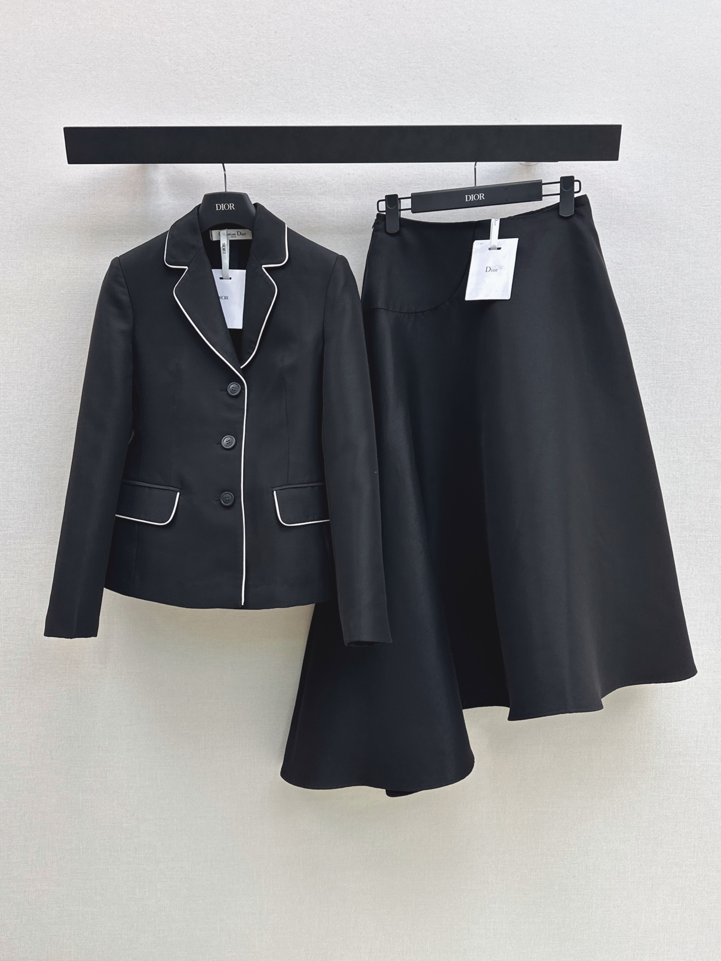 NO:869596,CD 26Ss————The latest spring and summer black and white contrasting jacket. The texture is crisp and stylish. It is not easy to wrinkle. Contrast white piping details break the boring black. Exquisite and unobtrusive. Single-breasted + symmetrical pocket stickers. Classic and durable. Waist cut. Slim and elegant. Suitable for work commuting and daily appointments. Available in one color. smlxl,,jackets & coats,19860909CD 26Ss————春夏最新款黑白撞色外套 质感挺括有型 不易皱 撞色白色滚边细节 打破黑色沉闷 精致又不张扬 单排扣+对称口袋贴 经典又耐看 收腰剪裁 显瘦又显气质 职场通勤 日常约会都能hold住 一色现货发售smlxl,,jackets & coats,,Women's clothing