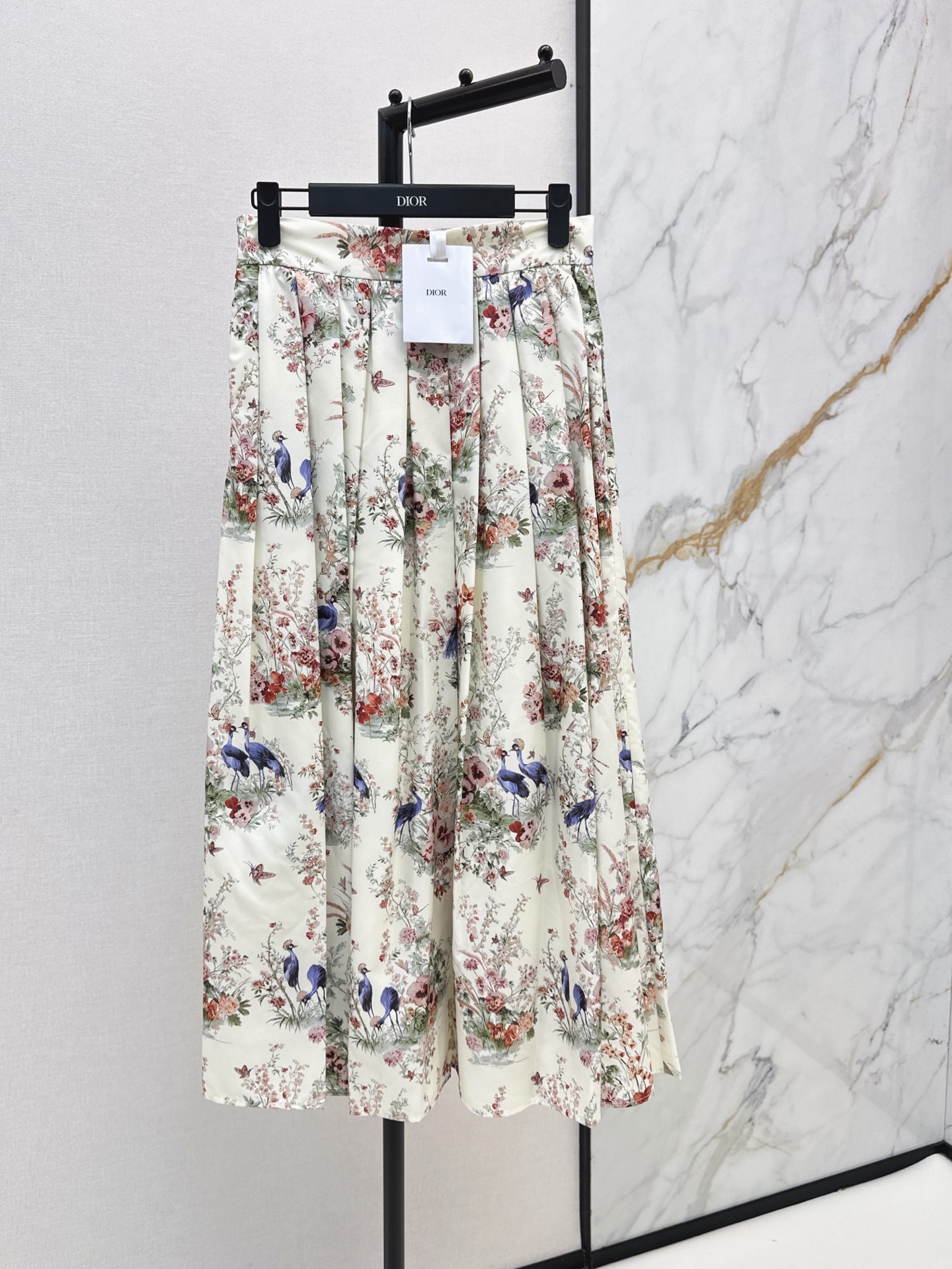 NO:869603,CD 26Ss————The latest floral print skirt for spring and summer. The fresh and elegant print pattern is full of pastoral atmosphere. It fills the elegant and romantic atmosphere. The oversized umbrella A-cut skirt is very tolerant to the figure. The design is romantic and casual. It is easy to get the French elegant look. One color ready for sale sml,,skirts,19860909CD 26Ss————春夏最新款花卉印花半身裙 清新淡雅的印花图案充满田园气息 优雅浪漫氛围感拉满 超大伞A裁裙摆对身材包容度超高 版型设计浪漫随性 轻松get法式优雅Look 一色现货发售sml,,skirts,,Women's clothing