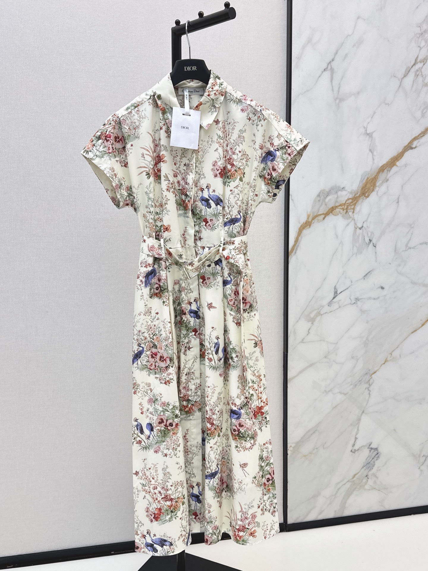 NO:869611,CD 26Ss————The latest floral print long dress for spring and summer. The fresh and elegant print is full of pastoral atmosphere. It fills the elegant and romantic atmosphere. The oversized umbrella A-cut skirt is very tolerant to the figure. The high-waisted version is designed to be romantic and casual. You can easily get the French elegant look. One color ready for sale sml,,skirts,19860909CD 26Ss————春夏最新款花卉印花长款连衣裙 清新淡雅的印花图案充满田园气息 优雅浪漫氛围感拉满 超大伞A裁裙摆对身材包容度超高 高腰版型设计浪漫随性 轻松get法式优雅Look 一色现货发售sml,,skirts,,Women's clothing