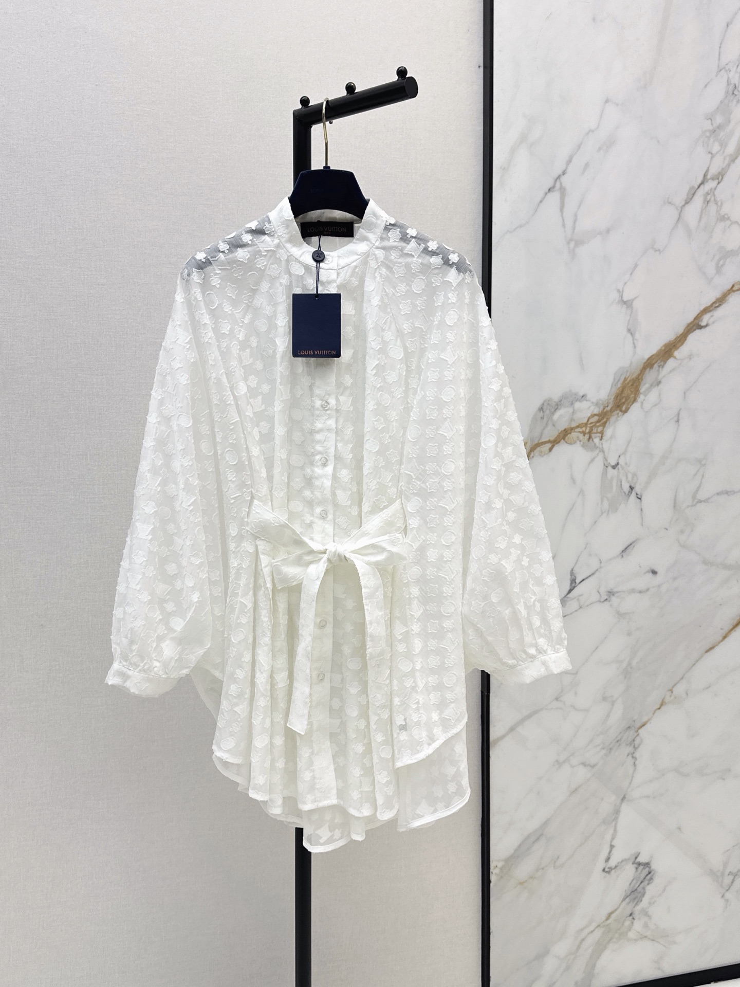 NO:869619,L's 26Ss - the latest spring and summer jacquard strappy cape top made of lightweight see-through fabric, sun-proof and breathable, stand-up collar, single-breasted design, lantern sleeves, short front and long back, irregular hem, loose fit + lace-up waist, hides fat and slims down, can be worn as an outer skirt or as an inner wear, can be easily worn for commuting, traveling or vacation, practical and versatile, easy to create a variety of styles, one color ready for sale sml,, louis vuitton, skirts,19860909L家 26Ss————春夏最新款提花系带斗篷上衣轻盈透视面料 防晒又透气 立领单排扣设计 灯笼袖 前短后长不规则下摆 宽松版型+系带收腰 藏肉显瘦不挑身材 外搭裙装或内搭 通勤 出游 度假都能轻松驾驭 实用又百搭 轻松打造多种风格look 一色现货发售sml,,louis vuitton,skirts,,Women's clothing