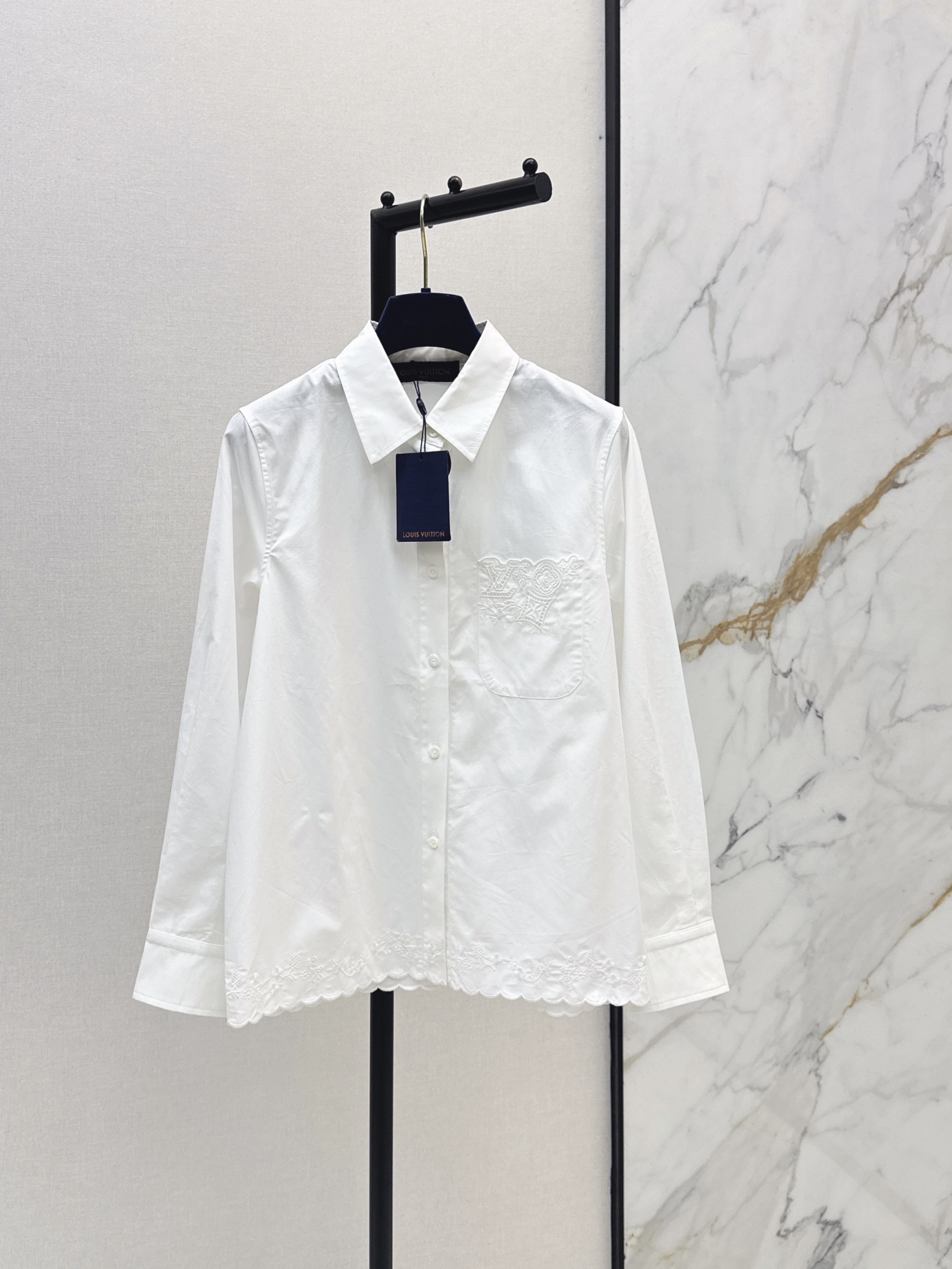 NO:869635,L Family 26Ss - the latest versatile shirt with embroidery design for spring and summer. Exquisite embroidery decoration on the pockets and hem highlights the sense of high-end. Fashionable and low-key, elegant and luxurious. The version is versatile and not picky. The texture of poplin cotton fabric is very good. One color ready for sale sml,, louis vuitton, shirts,19860909L家 26Ss———春夏最新款刺绣设计百搭衬衫 口袋及下摆精致刺绣装饰 凸显高级感 时髦低调 气质又奢华高级 版型百搭不挑人 府绸棉面料质感很好 一色现货发售sml,,louis vuitton,shirts,,Women's clothing