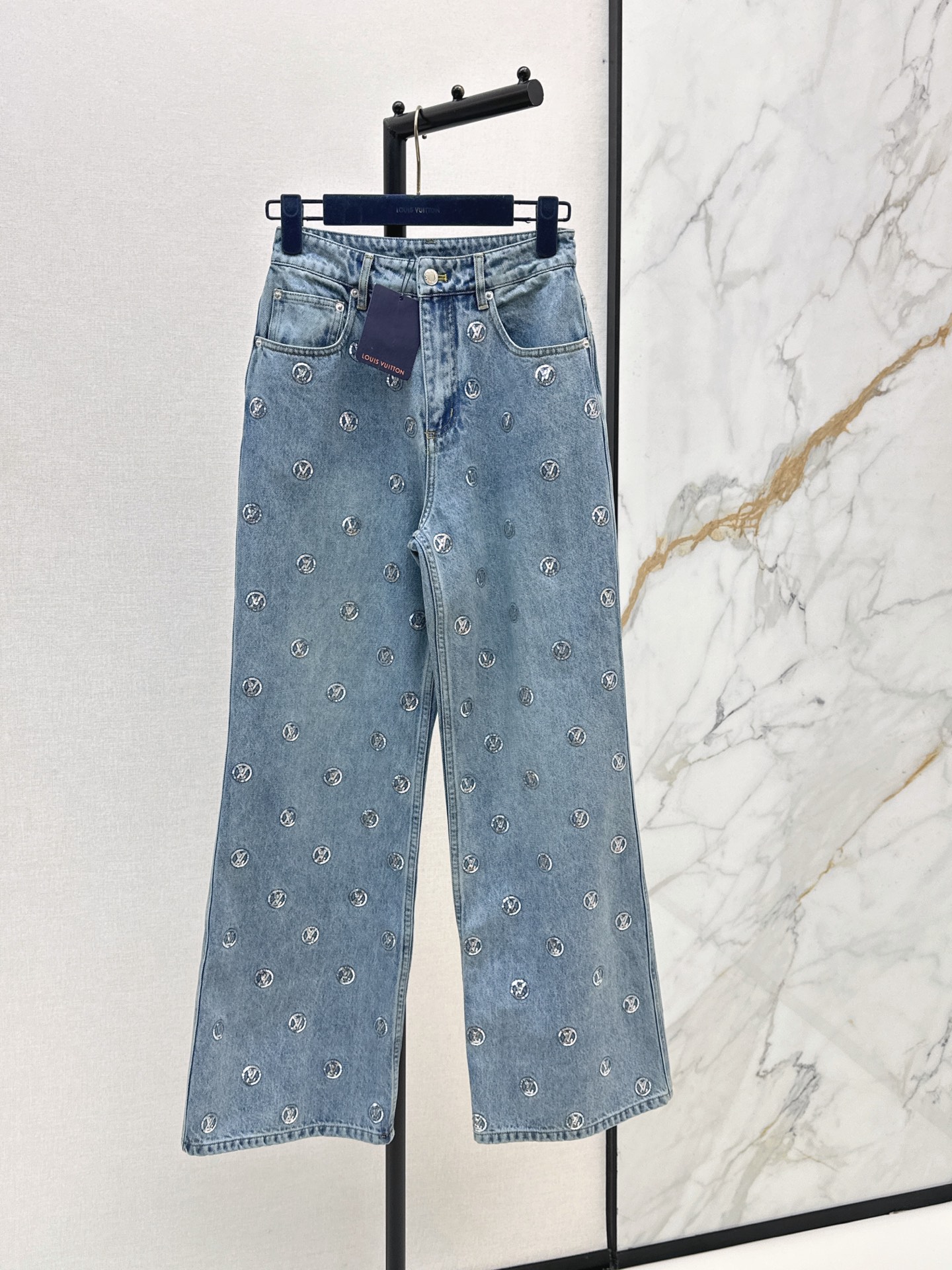 NO:869650,L's 26Ss - the latest spring and summer style denim trousers with whole-piece embroidered sequins, washed denim fabric, symmetrical pockets with heavy embroidered sequin logo, neat and smooth, high-waisted and wide-leg version, which modifies the leg shape and makes the legs longer without being too flattering. It is very fashionable in daily life or out on the street. Pair it with a simple top or a knitted cardigan of the same series, and you can easily get a lazy and high-end feeling. One color ready for sale sml,, louis vuitton,19860909L家 26Ss————春夏最新款整件刺绣亮片亮片牛仔长裤 水洗牛仔面料 对称口袋搭配重工刺绣亮片logo 利落垂顺 高腰阔腿版型 修饰腿型显腿长不挑身材 日常或出街都很时髦 搭配简约上衣或同系列针织开衫 轻松get慵懒高级感 一色现货发售sml,,louis vuitton,,Women's clothing
