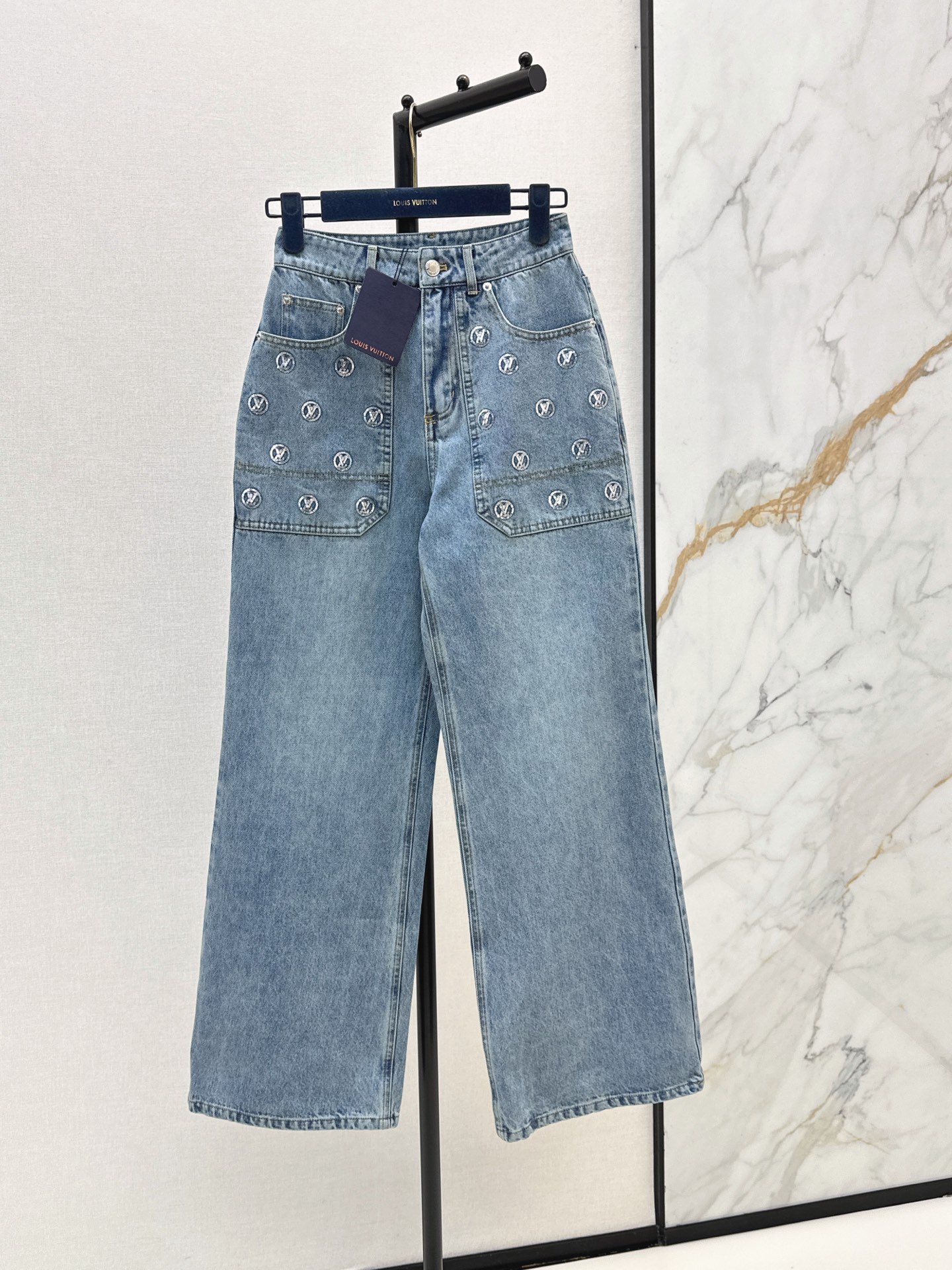 NO:869660,L's 26Ss - the latest spring and summer embroidered sequined denim trousers, washed denim fabric, symmetrical pockets with heavy embroidered sequined logo, neat and smooth, high-waisted and wide-leg version, modifying the leg shape to show longer legs without picking up the figure. It is very fashionable for daily life or outing. Pair it with a simple top or a knitted cardigan of the same series, and you can easily get a lazy and high-end feeling. One color ready for sale sml,, louis vuitton,19860909L家 26Ss————春夏最新款刺绣亮片牛仔长裤 水洗牛仔面料 对称口袋搭配重工刺绣亮片logo 利落垂顺 高腰阔腿版型 修饰腿型显腿长不挑身材 日常或出街都很时髦 搭配简约上衣或同系列针织开衫 轻松get慵懒高级感 一色现货发售sml,,louis vuitton,,Women's clothing
