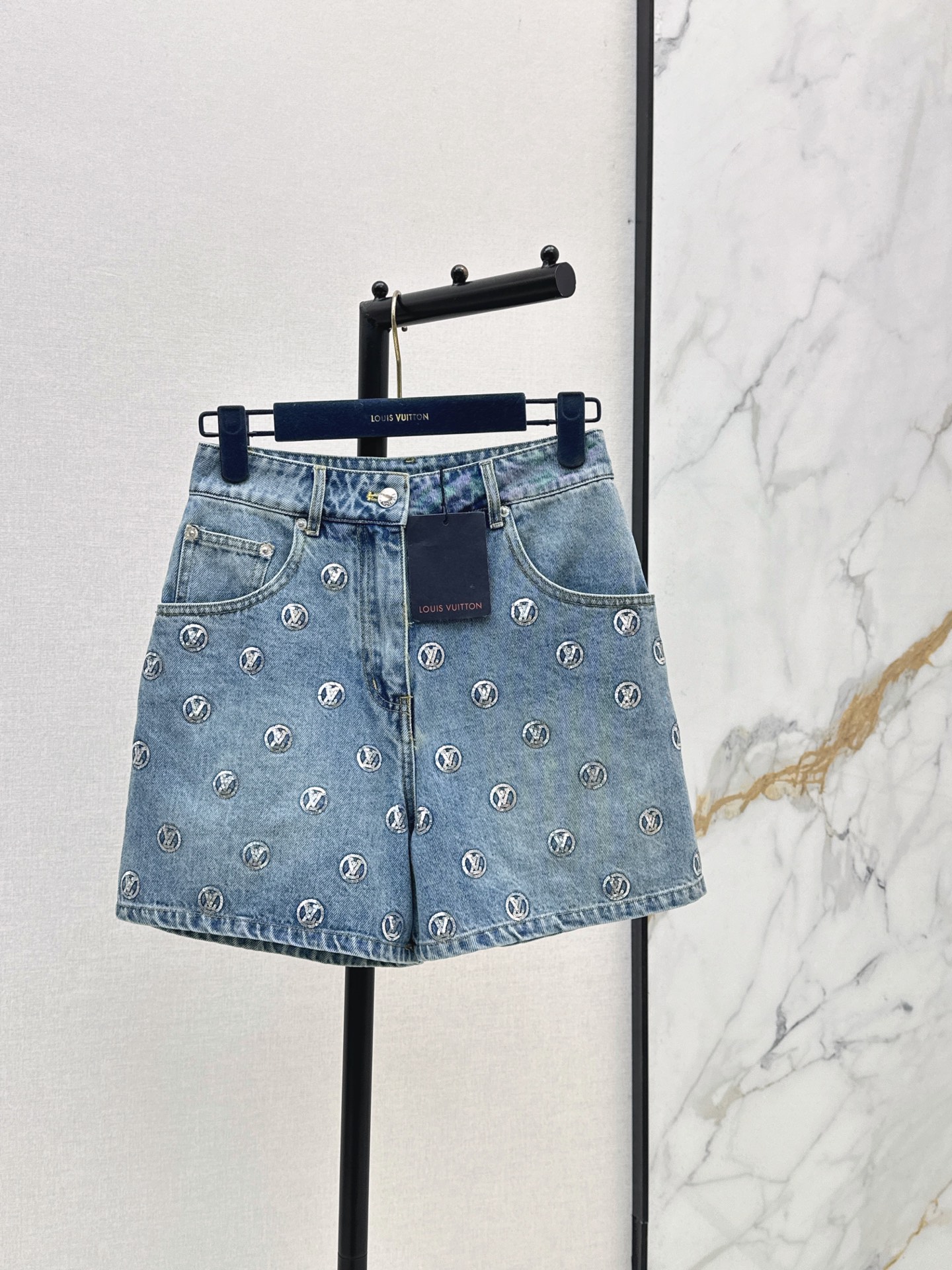 NO:869670,L's 26Ss - the latest sequined denim shorts for spring and summer. Washed denim fabric with heavy embroidered sequined logo. High-waisted A-line wide-leg version. Modified waistline. Not picky about body shape. It is very fashionable to wear with T-shirts or shirts. Easily create a casual or light luxury style. It can be easily managed for daily outings and vacations. One color ready for sale sml,, louis vuitton, shorts, shirts, tees, t-shirt,19860909L家 26Ss————春夏最新款亮片牛仔短裤 水洗牛仔面料 搭配重工刺绣亮片logo 高腰A字阔腿版型 修饰腰线 不挑身材 随便搭T恤或衬衫都很时髦 轻松打造休闲或轻奢风 日常出街 度假都能轻松驾驭 一色现货发售sml,,louis vuitton,shorts,shirts,tees，t-shirt,,Women's clothing