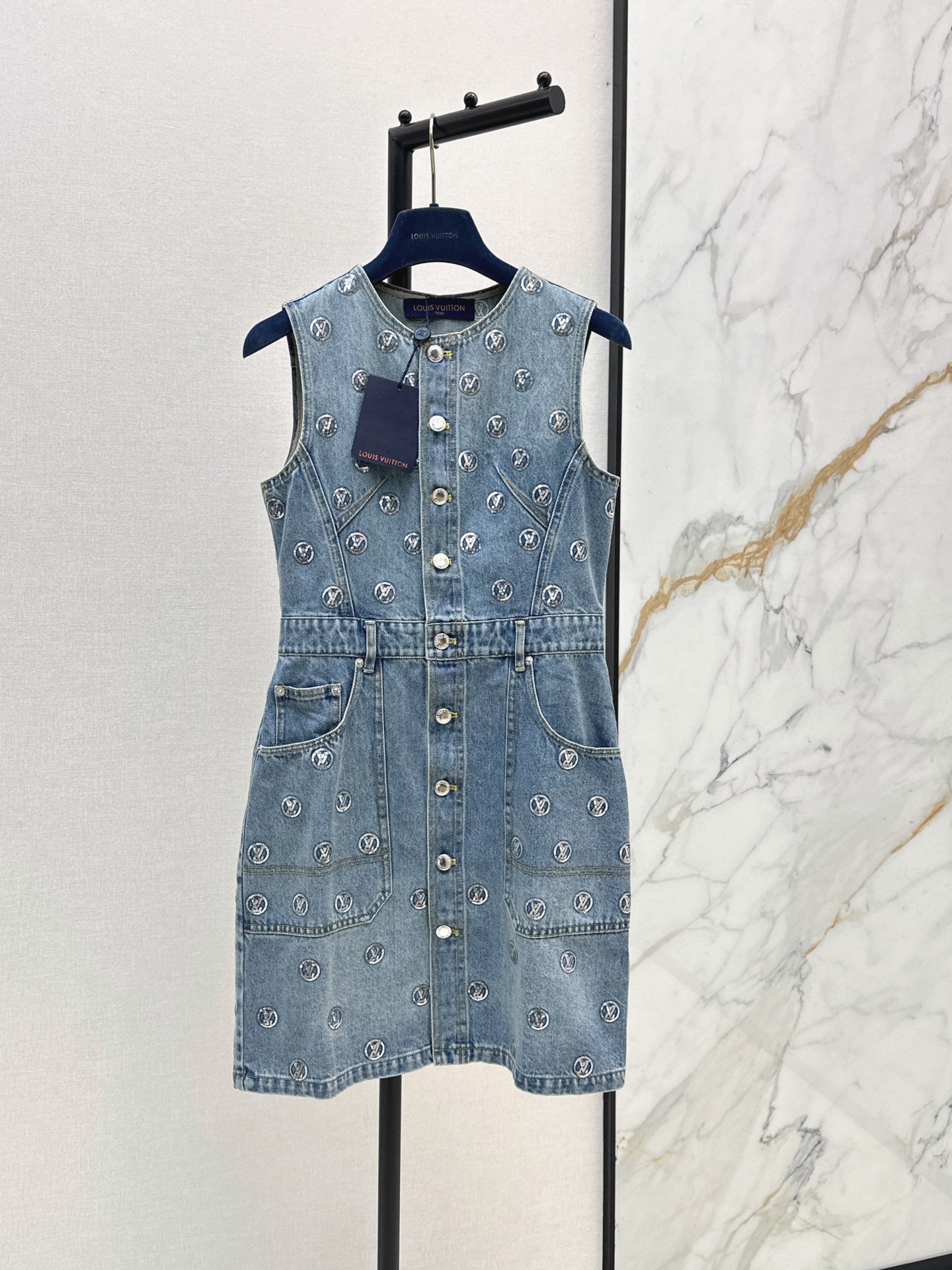 NO:869683,L Family 26Ss————The latest sequined denim dress for spring and summer. Washed denim fabric with heavy embroidered sequined logo. Sleeveless round neck + waist tailoring. Front button opening and closing. Easy to put on and take off. There are symmetrical pockets on the front and back. Practical and good-looking. It can be easily managed for daily commuting and leisure. Pair with sandals or white shoes. It will directly bring out the summer atmosphere. One color ready for sale sml,, louis vuitton, sandals, skirts,19860909L家 26Ss————春夏最新款亮片牛仔连衣裙 水洗牛仔面料 搭配重工刺绣亮片logo 无袖圆领+收腰剪裁 前排纽扣开合 穿脱方便 前后都有对称口袋 实用又好看 日常通勤 休闲都能轻松驾驭 搭配凉鞋或小白鞋 夏日氛围感直接拉满 一色现货发售sml,,louis vuitton,sandals,skirts,,Women's clothing