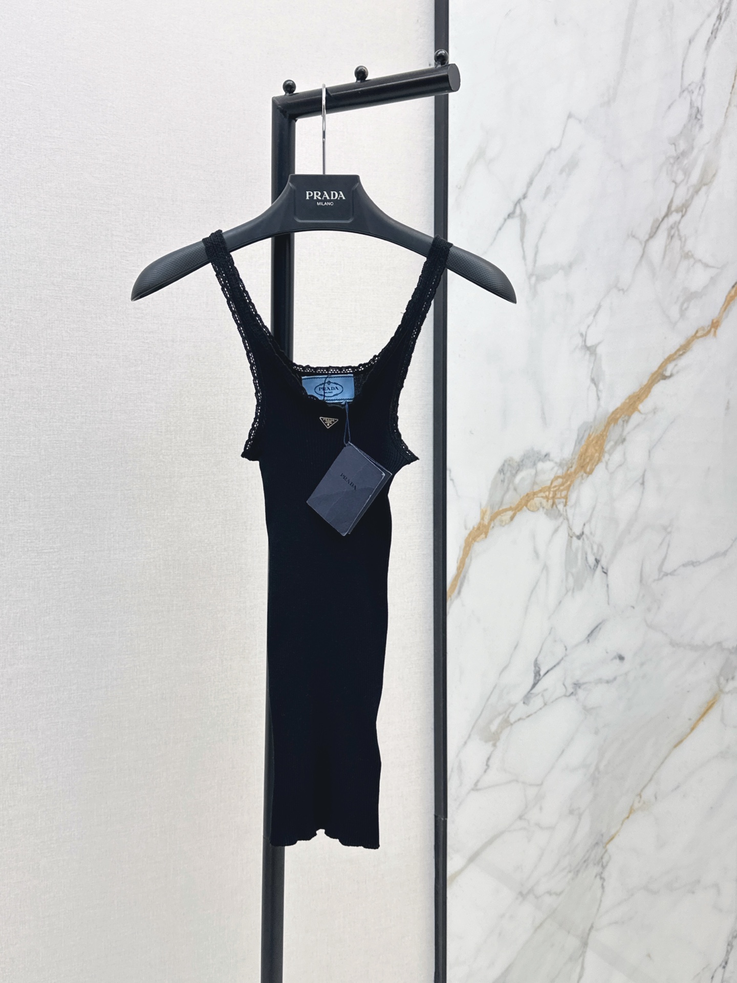 NO:869695,PD 26Ss————The latest lace suspenders for spring and summer. The threaded fabric has good elasticity. It is close-fitting and slimming. The V-neck + lace details are perfect. The logo on the chest is super design. American hot girl style. It looks great with high-waisted pants or short skirts. It can be easily managed in daily street photo gatherings. Comfortable and fashionable. A must-have for summer. One color ready for sale sml,,skirts,19860909PD 26Ss————春夏最新款蕾丝花边吊带螺纹面料弹性好 贴身显瘦 V领+蕾丝花边细节满分 胸前标识超有设计感 美式辣妹风 搭高腰裤或短裙都很出片 日常出街拍照聚会都能轻松驾驭 舒适又时髦 夏日必备 一色现货发售sml,,skirts,,Women's clothing