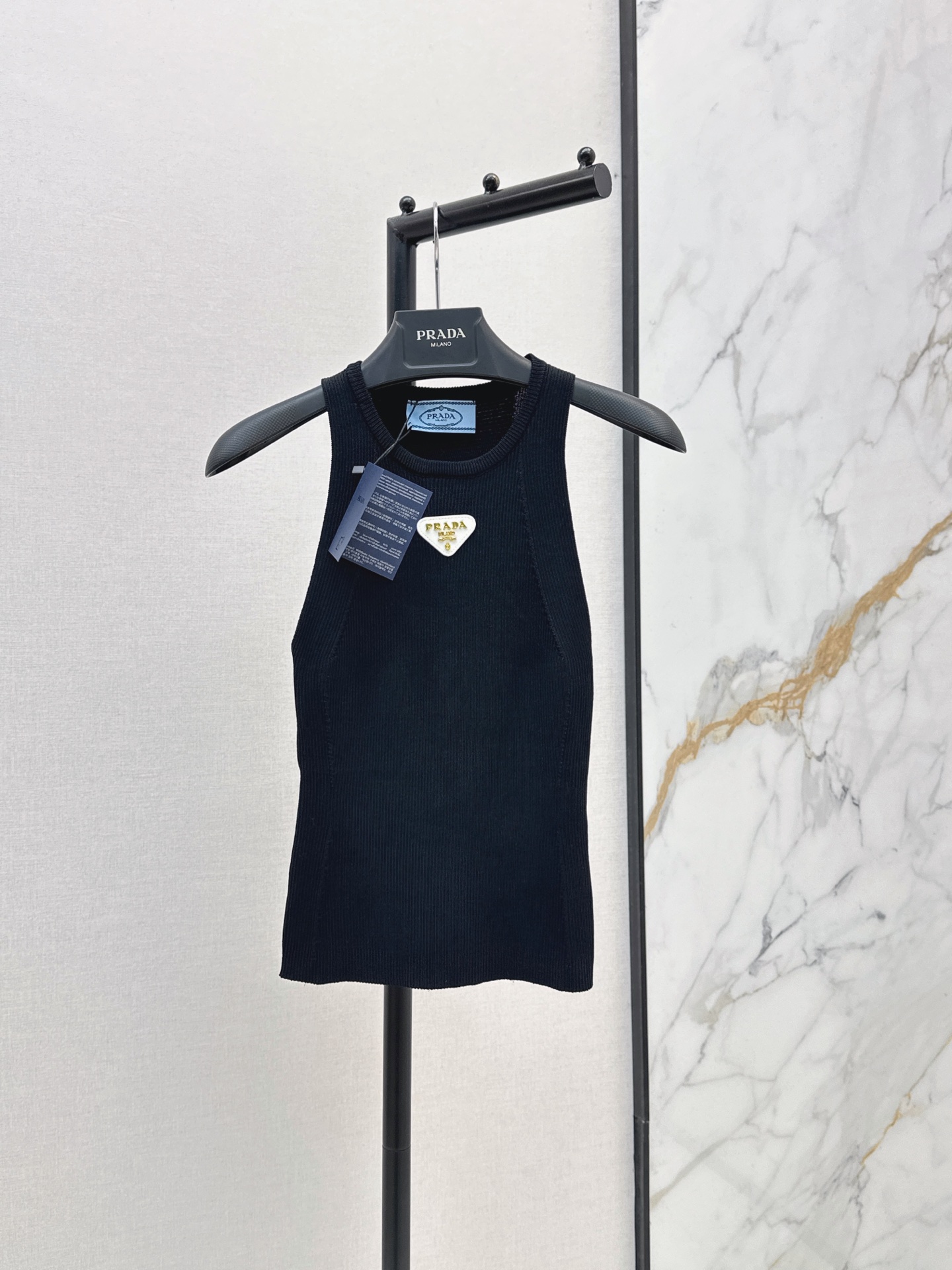 NO:869627,PD 26Ss——The latest knitted vest for spring and summer is made of soft and skin-friendly fabric. It is breathable and comfortable. It is very suitable for summer. It has a sleeveless design. It is ok to be worn layered or worn alone. It can be worn for commuting and leisure. It is low-key and durable. You can’t go wrong with any combination. Two colors are available now sml,,19860909PD 26Ss———春夏最新款针织背心采用柔软亲肤面料 透气舒适 夏天穿超合适 无袖设计 叠穿或单穿都很ok 通勤休闲都能穿 低调耐看 怎么搭都不出错 两色现货发售sml,,,Women's clothing