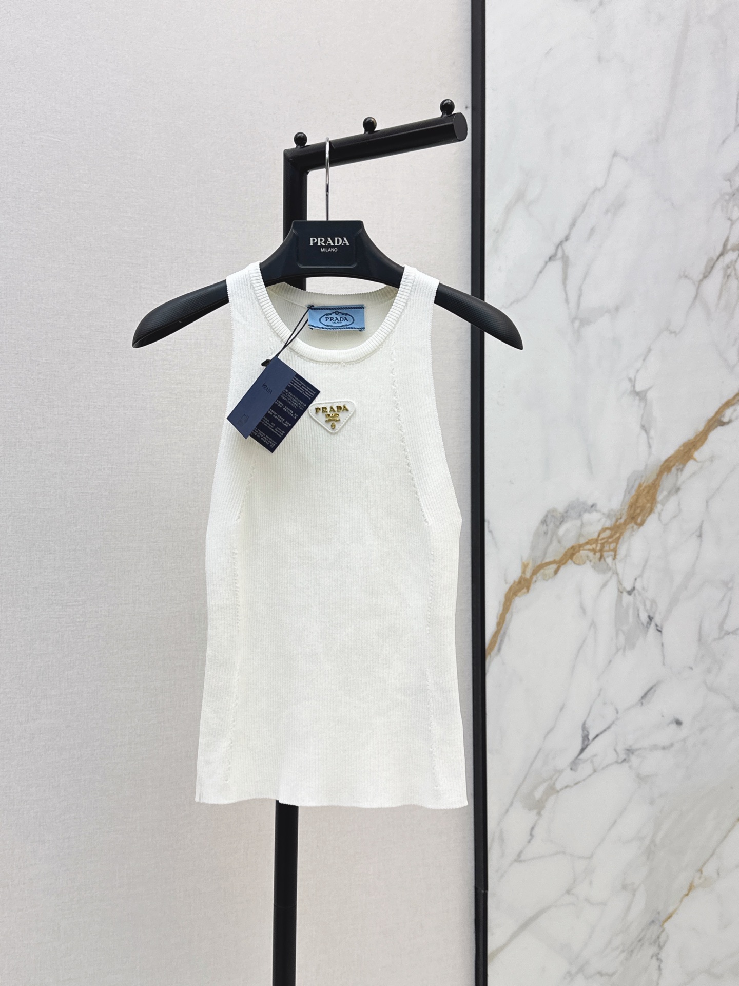 NO:869636,PD 26Ss——The latest knitted vest for spring and summer is made of soft and skin-friendly fabric. It is breathable and comfortable. It is very suitable for summer. It has a sleeveless design. It is ok to be worn layered or worn alone. It can be worn for commuting and leisure. It is low-key and durable. You can’t go wrong with any combination. Two colors are available now sml,,19860909PD 26Ss———春夏最新款针织背心采用柔软亲肤面料 透气舒适 夏天穿超合适 无袖设计 叠穿或单穿都很ok 通勤休闲都能穿 低调耐看 怎么搭都不出错 两色现货发售sml,,,Women's clothing