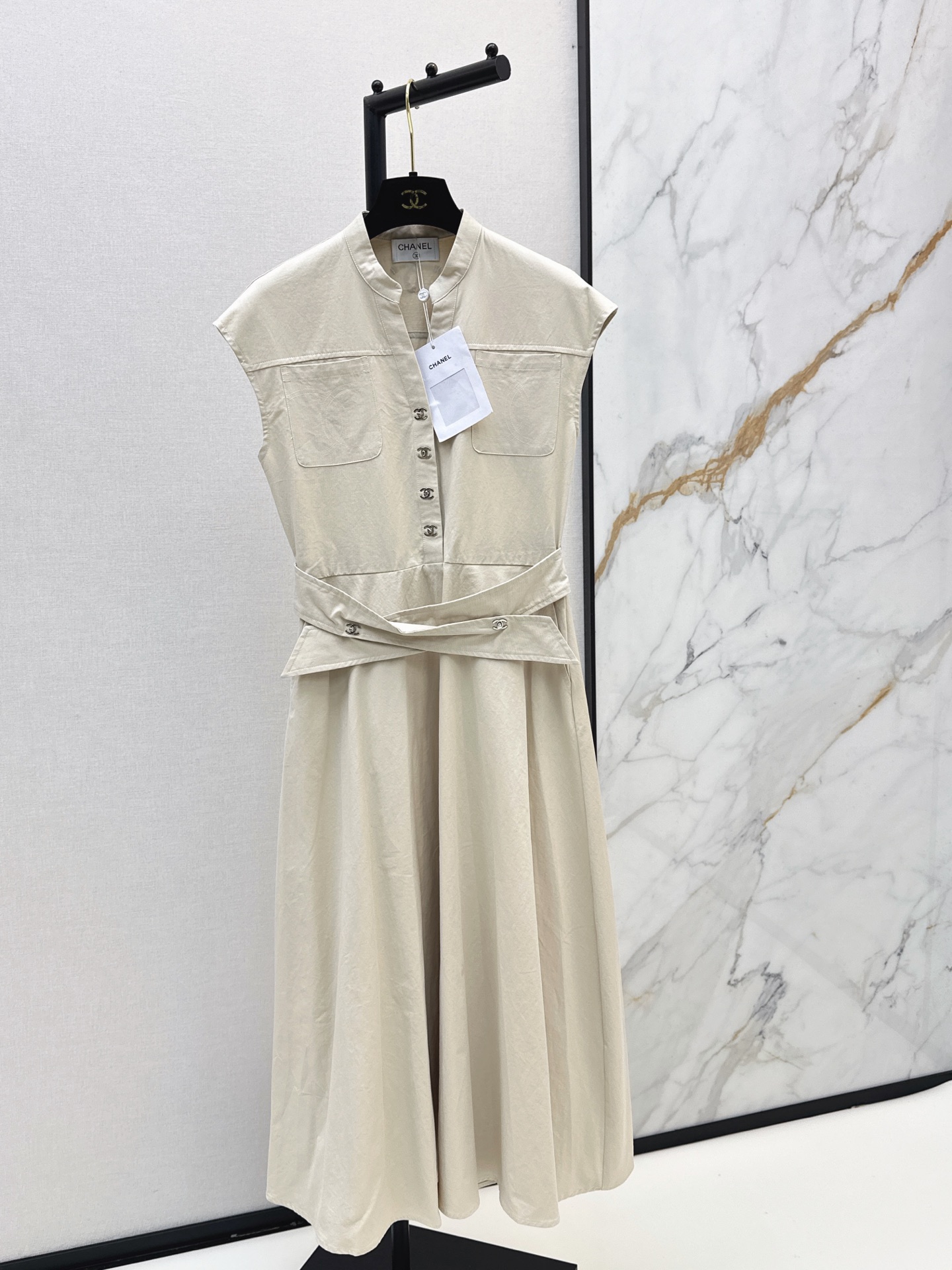 NO:869652,C Home 26Ss————The latest denim long dress for spring and summer. Fashionable, low-key and luxurious. The style is versatile and not picky. Original customized denim fabric. High waistline tailoring for slimming effect. Up~Two colors available in stock. sml,,chanel,skirts,19860909C家 26Ss————春夏最新款牛仔长款连衣裙 时髦低调气质又奢华高级 版型百搭不挑人 原版定制牛仔面料 高腰线剪裁显瘦效果Up～两色现货发售sml,,chanel,skirts,,Women's clothing