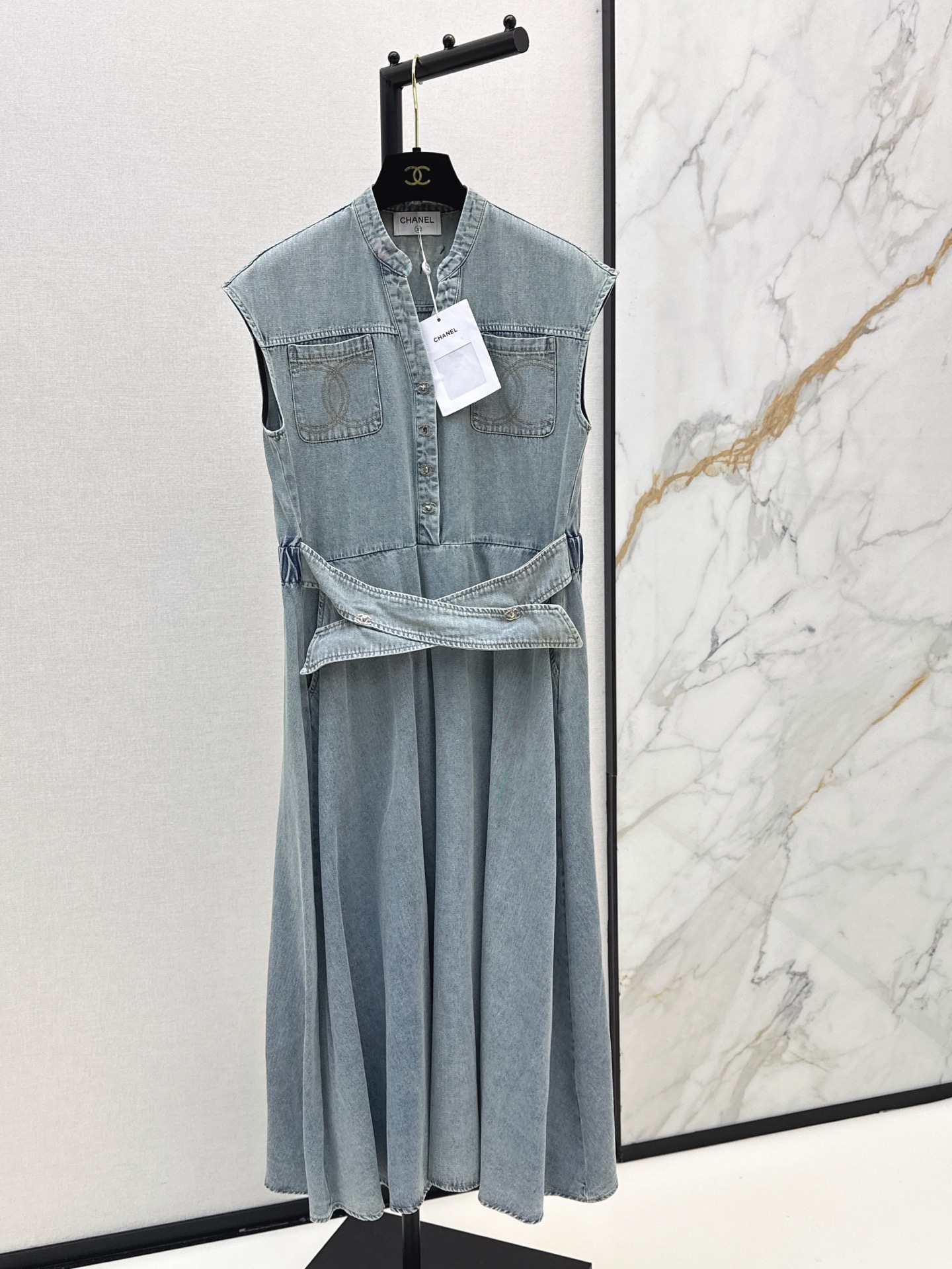 NO:869662,C Home 26Ss————The latest denim long dress for spring and summer. Fashionable, low-key and luxurious. The style is versatile and not picky. Original customized denim fabric. High waistline tailoring for slimming effect. Up~Two colors available in stock. sml,,chanel,skirts,19860909C家 26Ss————春夏最新款牛仔长款连衣裙 时髦低调气质又奢华高级 版型百搭不挑人 原版定制牛仔面料 高腰线剪裁显瘦效果Up～两色现货发售sml,,chanel,skirts,,Women's clothing