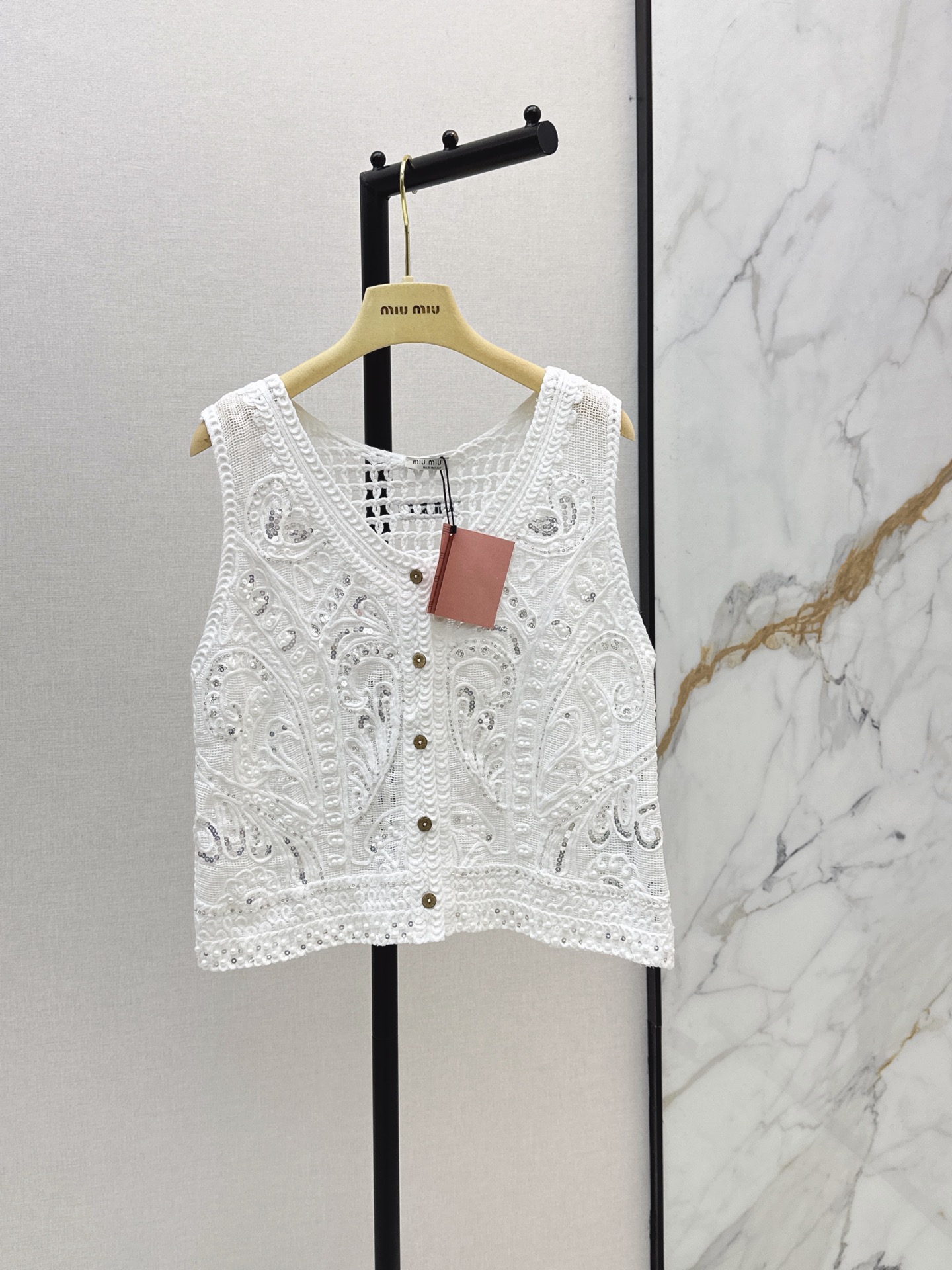 NO:869672,Miu 26Ss————The latest hand-crocheted vest for spring and summer is simple and classic. It is very recognizable. The knitted fabric has good elasticity and is close-fitting and comfortable. It is OK to wear alone or layered in spring and summer. One color ready for sale sml,,miumiu,19860909Miu 26Ss————春夏最新款手工钩花背心简约又经典 超有辨识度 针织面料弹性好 贴身舒适 春夏单穿或内搭都很OK 一色现货发售sml,,miumiu,,Women's clothing