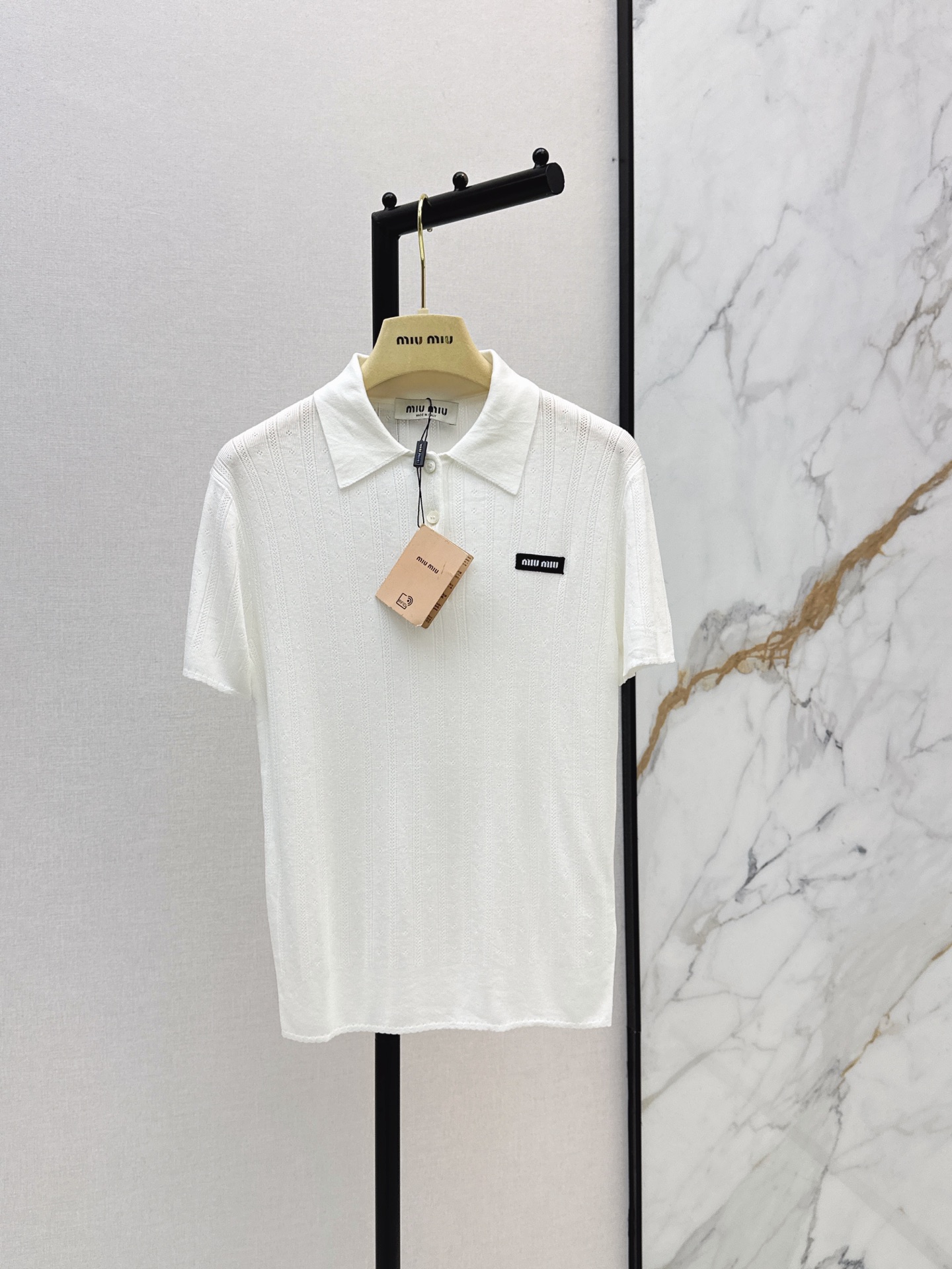 NO:869680,Miu 26Ss————The latest milky white cashmere Polo sweater for spring and summer. It has a godlike atmosphere. Hollow Polo shirt. Milky tone. Heavy vertical strip hollow texture + lace lapel design. So gentle and sweet. Classic black and white contrasting logo on the chest. Seamless switch for sweet hot girls. It looks great when paired with shorts and skirts. One color ready for sale sml,,miumiu,skirts,shorts,19860909Miu 26Ss————春夏最新款奶白色羊绒Polo针织衫可以封神的氛围感镂空Polo衫 奶呼呼的色调 重磅竖条镂空纹理＋花边翻领设计太温柔太甜妹了 胸口饰经典黑白对比色logo徽标 甜美辣妹无缝切换 下面搭配短裤小裙子都太好看了 一色现货发售sml,,miumiu,skirts,shorts,,Women's clothing
