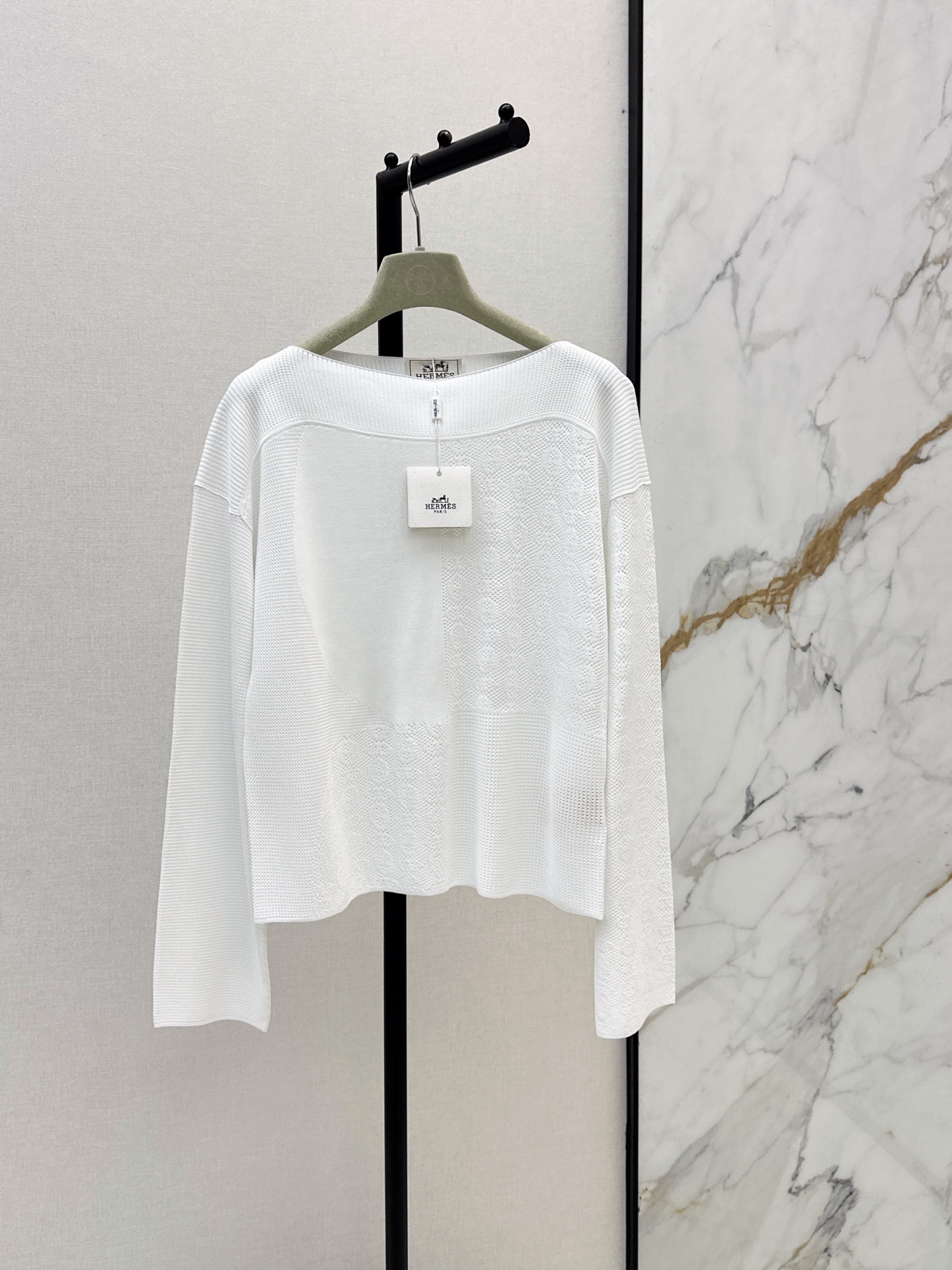 NO:869685,Her 26Ss————The latest spring and summer slant-shoulder all-match knitwear top that does not disappoint. The slant-shoulder blouse design. I like this style very much. It is simple, clean and old-fashioned. The hollow design with the exclusive pattern of pig nose is very lazy and relaxed. It is in line with Bai Fumei’s low-key nobility. It is very easy to wear in daily life ~ close your eyes and buy it in one color. sml,,19860909Her 26Ss————春夏最新款斜肩百搭针织衫上身不失望的一款 斜肩的罩衫设计 个人很喜欢这种调调 简约干净又老钱 猪鼻子专属图案的镂空设计 非常慵懒松弛 很符合白富美低调的贵气 日常很好穿搭的一款～闭眼入 一色现货发售sml,,,Women's clothing