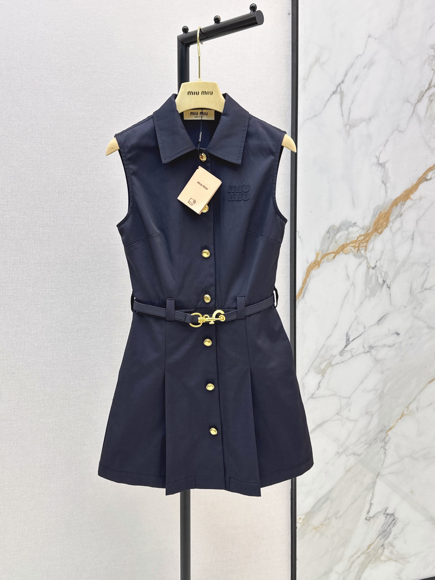 NO:869628,Miu 26Ss————The latest belt-embellished lapel dress for spring and summer is fashionable and low-key. It has a luxurious and high-end temperament. The version is versatile and not picky. The customized fabric feels very crisp. Two colors are available in stock. sml,,miumiu,skirts,19860909Miu 26Ss————春夏最新款腰带装饰翻领连衣裙时髦低调 气质又奢华高级 版型百搭不挑人 定制面料挺括感很好 两色现货发售sml,,miumiu,skirts,,Women's clothing