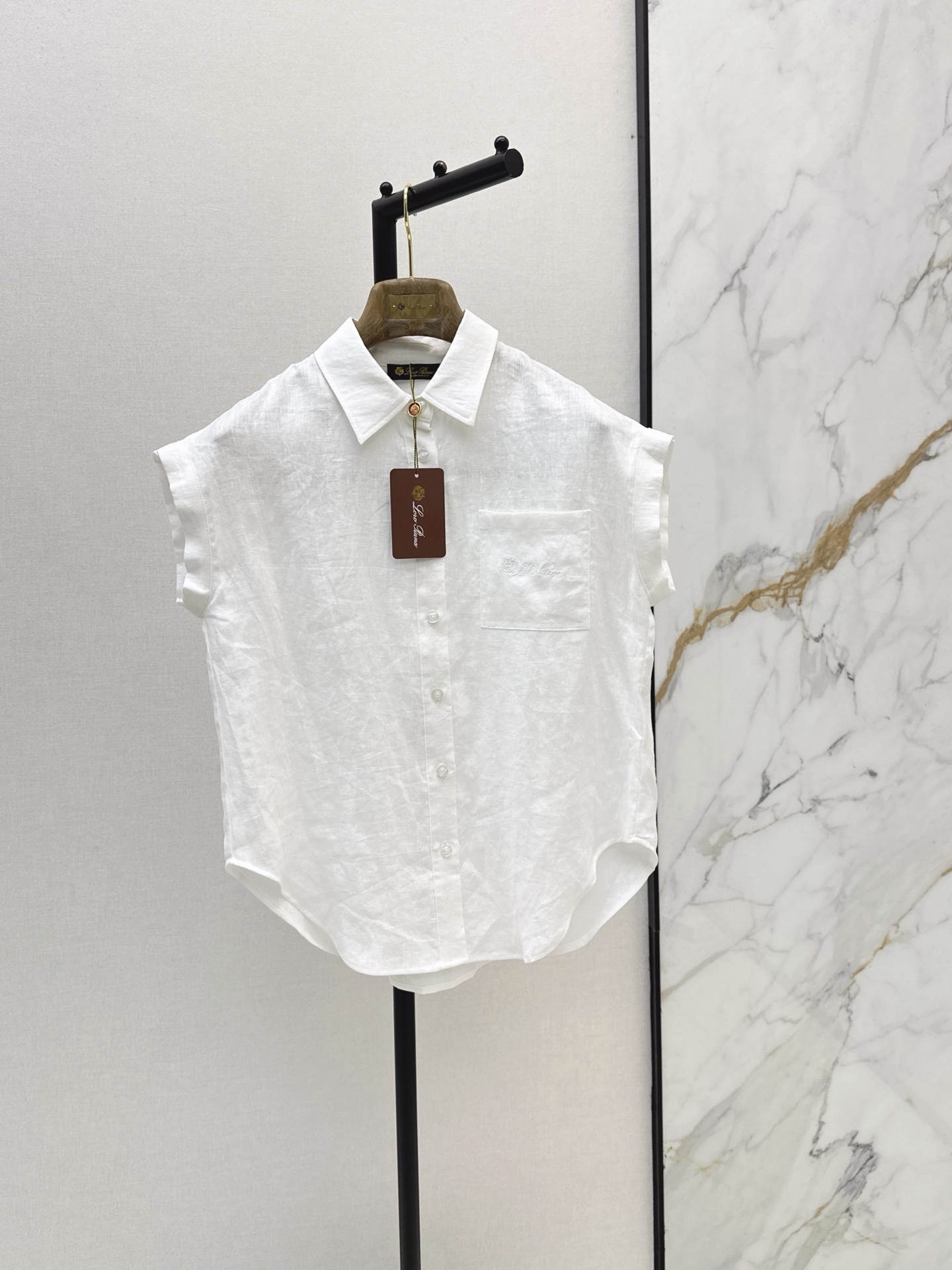 NO:869663,Old money style high-end commuting LP 25Ss - the latest spring and summer linen off-shoulder loose shirt, high weight linen fabric, super good texture, very high-end, proper old money style, suitable for daily gatherings or commuting, lazy and casual, with a sense of vacation, strong sense of style, two colors available for sale sml,, loro piana, shirts,19860909老钱风高阶通勤 LP 25Ss————春夏最新亚麻落肩宽松衬衫高克重的亚麻面料 质感超好 非常高级 妥妥的老钱风 日常聚会或者通勤都可以 慵懒休闲又有度假感 很强的造型感 两色现货发售sml,,loro piana,shirts,,Women's clothing