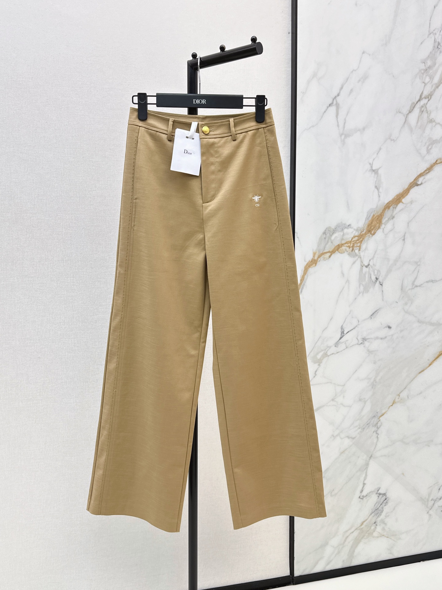 NO:870684,CD 26Ss————The latest spring and summer bee embroidery decorated straight trousers are not picky about body shape requirements. The upper body is particularly good!  The style of the matching is also very versatile. Exquisite advanced customization. The texture of the fabric is awesome. Retro and elegant. The upper body is cool and handsome, age-reducing and fashionable. Two colors are available for sale sml,,19860909CD 26Ss————春夏最新款蜜蜂刺绣装饰直筒长裤不挑剔身形要求 上身特别赞！搭配的风格也很通吃 精致高级定制 富有肌理感的面料质感超赞 复古优雅 上身酷帅减龄时髦精 两色现货发售sml,,,Women's clothing