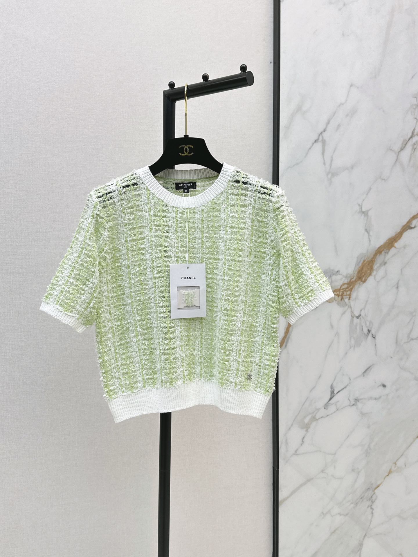 NO:870712,C Home 26Ss - The latest short-sleeved sweater for spring and summer is made of blended fabrics. It feels smooth and breathable. It is super comfortable to wear in spring and summer. The rhombus color-blocking design is fresh and elegant. The white ribbed border is more refined. The short-sleeved version can be easily worn for commuting and leisure. Pair it with light-colored trousers or skirts to easily get a high-end look. Available in stock in one color, sml, chanel, skirts, T-shirt,19860909C家 26Ss————春夏最新款短袖针织衫采用混纺面料 触感柔滑又透气 春夏穿超舒服 菱格花纱拼色设计 清新优雅 白色罗纹边框更显精致短袖版型通勤休闲都能轻松驾驭 搭配浅色裤装或裙装轻松get高级感穿搭 一色现货发售sml,,chanel,skirts,T-shirt,,Women's clothing