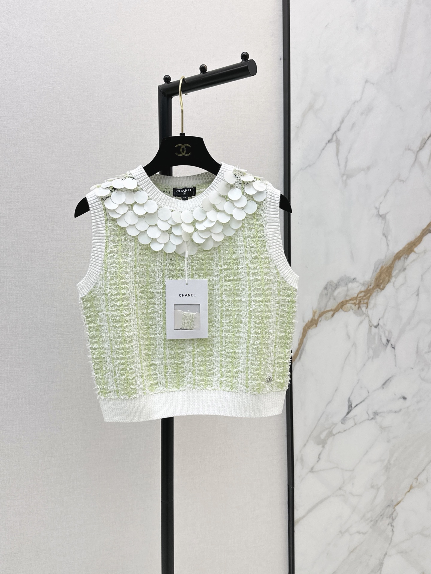 NO:870625,C Home 26Ss - The latest sequined sleeveless sweater for spring and summer is made of blended fabrics. It feels smooth and breathable. It is super comfortable to wear in spring and summer. The rhombus color matching design is fresh and elegant. The white ribbed border is more refined. The short-sleeved version can be easily worn for commuting and leisure. Pair it with light-colored trousers or skirts to easily get a high-end look. Available in stock in one color, sml, chanel, skirts, T-shirt,19860909C家 26Ss————春夏最新款亮片无袖针织衫采用混纺面料 触感柔滑又透气 春夏穿超舒服 菱格花纱拼色设计 清新优雅 白色罗纹边框更显精致短袖版型通勤休闲都能轻松驾驭 搭配浅色裤装或裙装轻松get高级感穿搭 一色现货发售sml,,chanel,skirts,T-shirt,,Women's clothing