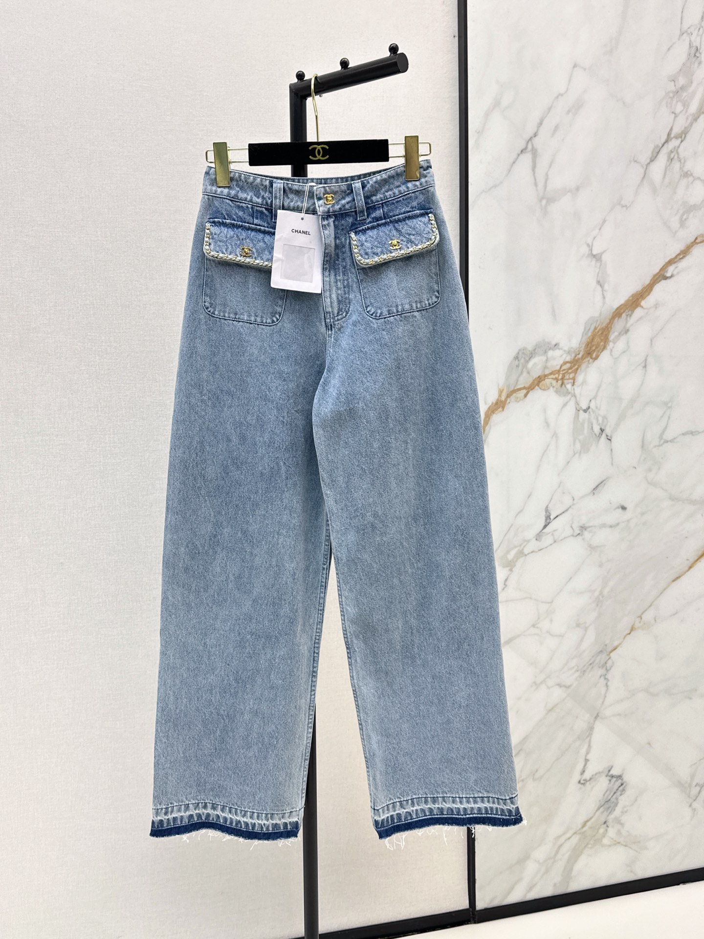 NO:870635,C Home 26Ss————The latest coco girl outfit for spring and summer, nostalgic washed denim jeans, hand-woven metal chain with pocket decoration, rhombus embroidered bag cover, straight trousers super stacking tool, custom enzyme washed denim fabric, classic shape, slim upper body, high weave count organic pure cotton denim with soft and delicate texture, nostalgic retro wash, fashionable and advanced, one color ready for sale sml,,chanel,jeans,19860909C家 26Ss————春夏最新款coco女孩穿搭怀旧洗水丹宁牛仔裤手工编织金属链条带口袋装饰 菱格刺绣袋盖 直筒裤型超级叠搭神器 定制酵素洗水牛仔面料 经典版型上身巨显瘦 高织数有机纯棉牛仔质感柔软细腻 怀旧复古洗水时髦又高级 一色现货发售sml,,chanel,jeans,,Women's clothing