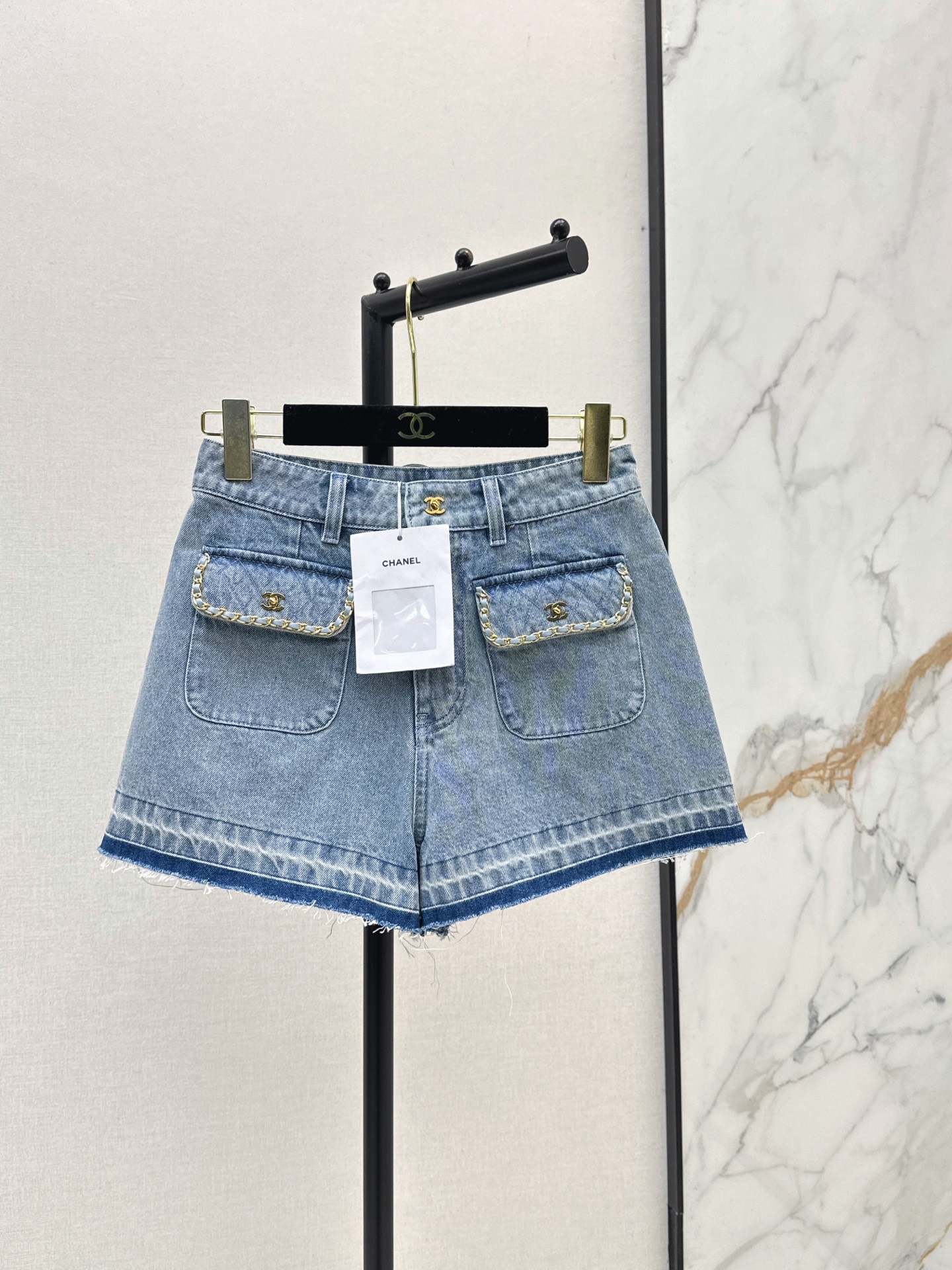 NO:870645,C Home 26Ss————The latest coco girl outfit for spring and summer, nostalgic washed denim shorts, hand-woven metal chain with pocket decoration, rhombus embroidered bag cover, straight trousers super stacking tool, custom enzyme washed denim fabric, classic shape, slim upper body, high weave count organic pure cotton denim with soft and delicate texture, nostalgic retro wash, fashionable and advanced, one color ready for sale sml,,chanel,shorts,19860909C家 26Ss————春夏最新款coco女孩穿搭怀旧洗水丹宁牛仔短裤手工编织金属链条带口袋装饰 菱格刺绣袋盖 直筒裤型超级叠搭神器 定制酵素洗水牛仔面料 经典版型上身巨显瘦 高织数有机纯棉牛仔质感柔软细腻 怀旧复古洗水时髦又高级 一色现货发售sml,,chanel,shorts,,Women's clothing