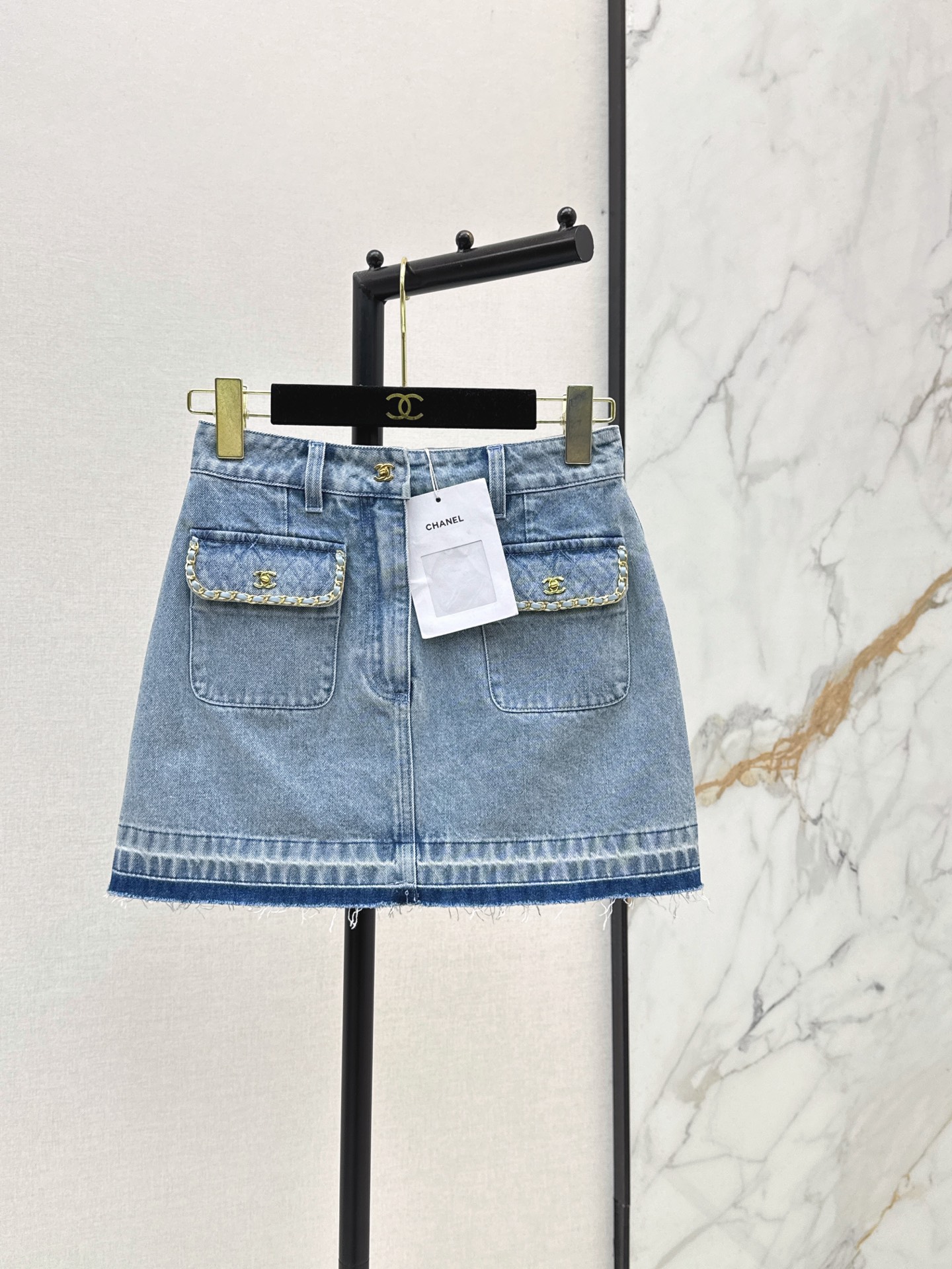 NO:870655,C Home 26Ss————The latest coco girl outfit in spring and summer, nostalgic washed denim skirt, hand-woven metal chain with pocket decoration, rhombus embroidered bag cover, A-line version super stacking artifact, custom enzyme washed denim fabric, classic version, the upper body is slimming, high weave count organic pure cotton denim texture is soft and delicate, nostalgic retro washed fashionable and advanced, one color ready for sale sml,, chanel, skirts,19860909C家 26Ss————春夏最新款coco女孩穿搭怀旧洗水丹宁牛仔半裙手工编织金属链条带口袋装饰 菱格刺绣袋盖 A字版型超级叠搭神器 定制酵素洗水牛仔面料 经典版型上身巨显瘦 高织数有机纯棉牛仔质感柔软细腻 怀旧复古洗水时髦又高级 一色现货发售sml,,chanel,skirts,,Women's clothing