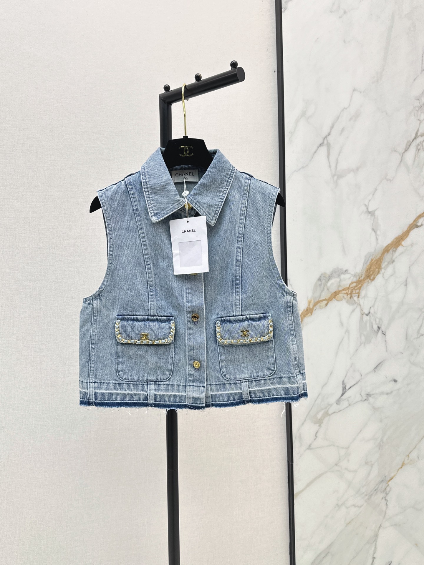 NO:870665,C Home 26Ss——————The latest coco girl outfit for spring and summer, nostalgic washed denim vest, small jacket, temperament lapel, hand-woven metal chain with pocket decoration, rhombus embroidered bag cover, H version is not picky and super stacking tool. Customized enzyme washed denim fabric, a must-have item for Bai Fumei. The upper body is slim and slim. The texture of high-weave organic pure cotton denim is soft and delicate. Nostalgic and retro washed, fashionable and advanced. One color ready for sale sml,,chanel,jackets &  coats,19860909C家 26Ss—————春夏最新款coco女孩穿搭怀旧洗水丹宁牛仔马甲小外套气质翻领手工编织金属链条带口袋装饰 菱格刺绣袋盖 H版型不挑人超级叠搭神器 定制酵素洗水牛仔面料 白富美必入单品 上身巨显瘦 高织数有机纯棉牛仔质感柔软细致 怀旧复古洗水时髦又高级 一色现货发售sml,,chanel,jackets & coats,,Women's clothing