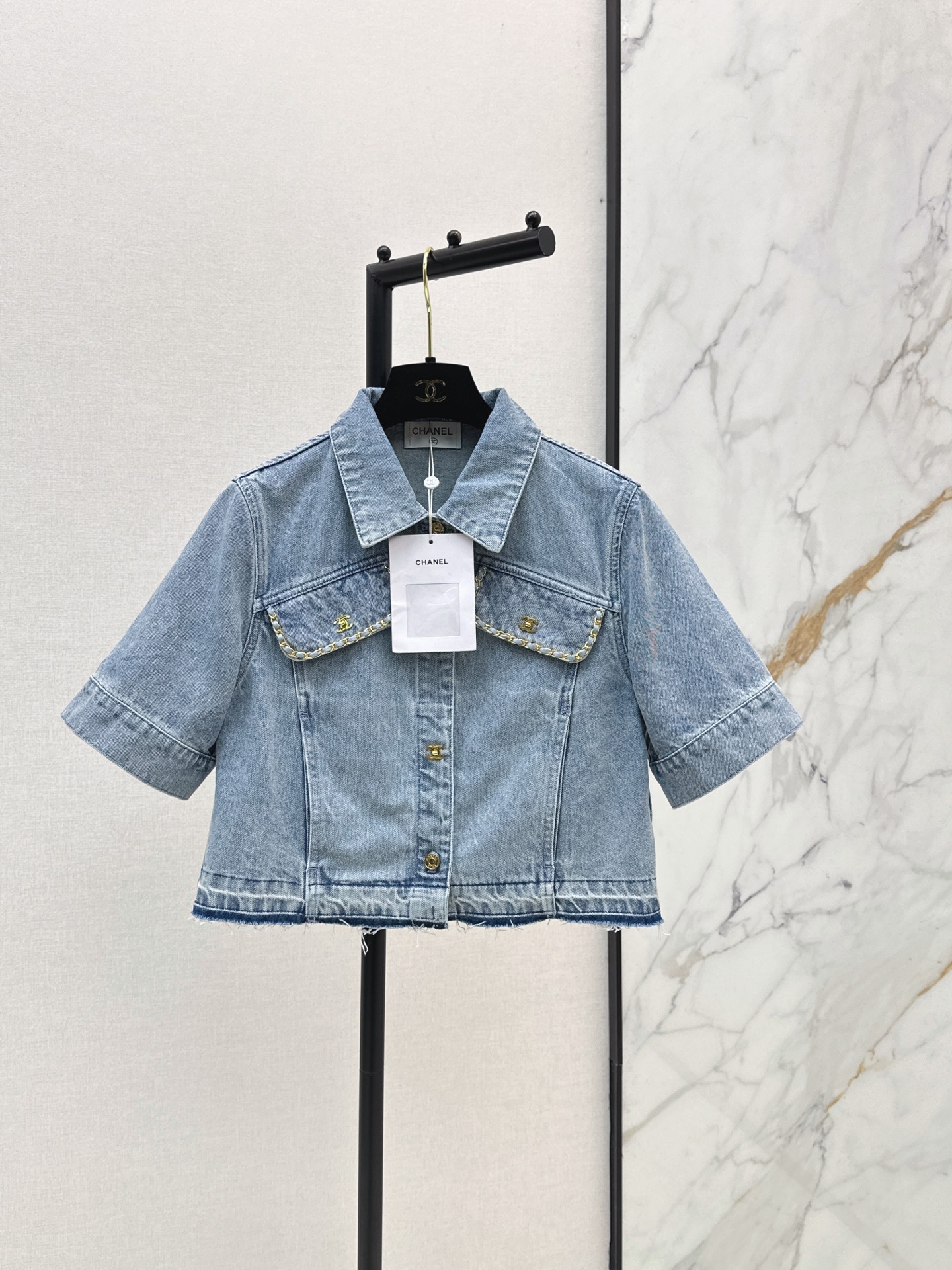 NO:870675,C Home 26Ss————The latest coco girl wear in spring and summer, nostalgic washed denim short-sleeved jacket, small coat, temperament lapel, hand-woven metal chain with pocket decoration, rhombus embroidered bag cover, H version, not picky, super stacking tool, custom enzyme washed denim fabric, a must-have item for Bai Fumei, the upper body is slimming, high weave count organic pure cotton denim texture is soft and delicate, nostalgic retro washed fashionable and advanced, one color ready for sale sml,,chanel,jackets &  coats,jackets & coats,T-shirt,19860909C家 26Ss————春夏最新款coco女孩穿搭怀旧洗水丹宁牛仔短袖夹克小外套气质翻领手工编织金属链条带口袋装饰 菱格刺绣袋盖 H版型不挑人超级叠搭神器 定制酵素洗水牛仔面料 白富美必入单品 上身巨显瘦 高织数有机纯棉牛仔质感柔软细腻 怀旧复古洗水时髦又高级 一色现货发售sml,,chanel,jackets & coats,jackets & coats,T-shirt,,Women's clothing