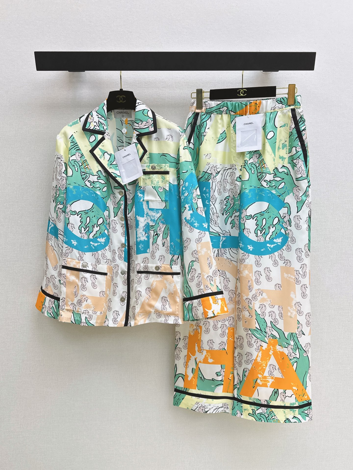 NO:870692,C Home 26Ss————The latest spring and summer Coco girl beach series graffiti letter printed silk suit collar shirt 100% silk twill fabric is silky and comfortable Contrast color binding technology Positioning printing high-end sense A must-have artifact for white and rich beauty Classic loose version is slimming Versatile and not picky, fashionable and advanced Two colors are available for sale smlxl,,chanel,shirts,business suit,real silk,19860909C家 26Ss————春夏最新款Coco女孩beach沙滩系列涂鸦字母印花真丝西装领衬衫百分百真丝斜纹绸面料丝滑舒适 撞色包边工艺 定位印花高级感拉满 白富美必备神器 经典宽松版型巨显瘦 百搭不挑人时髦又高级 两色现货发售smlxl,,chanel,shirts,business suit,real silk,,Women's clothing