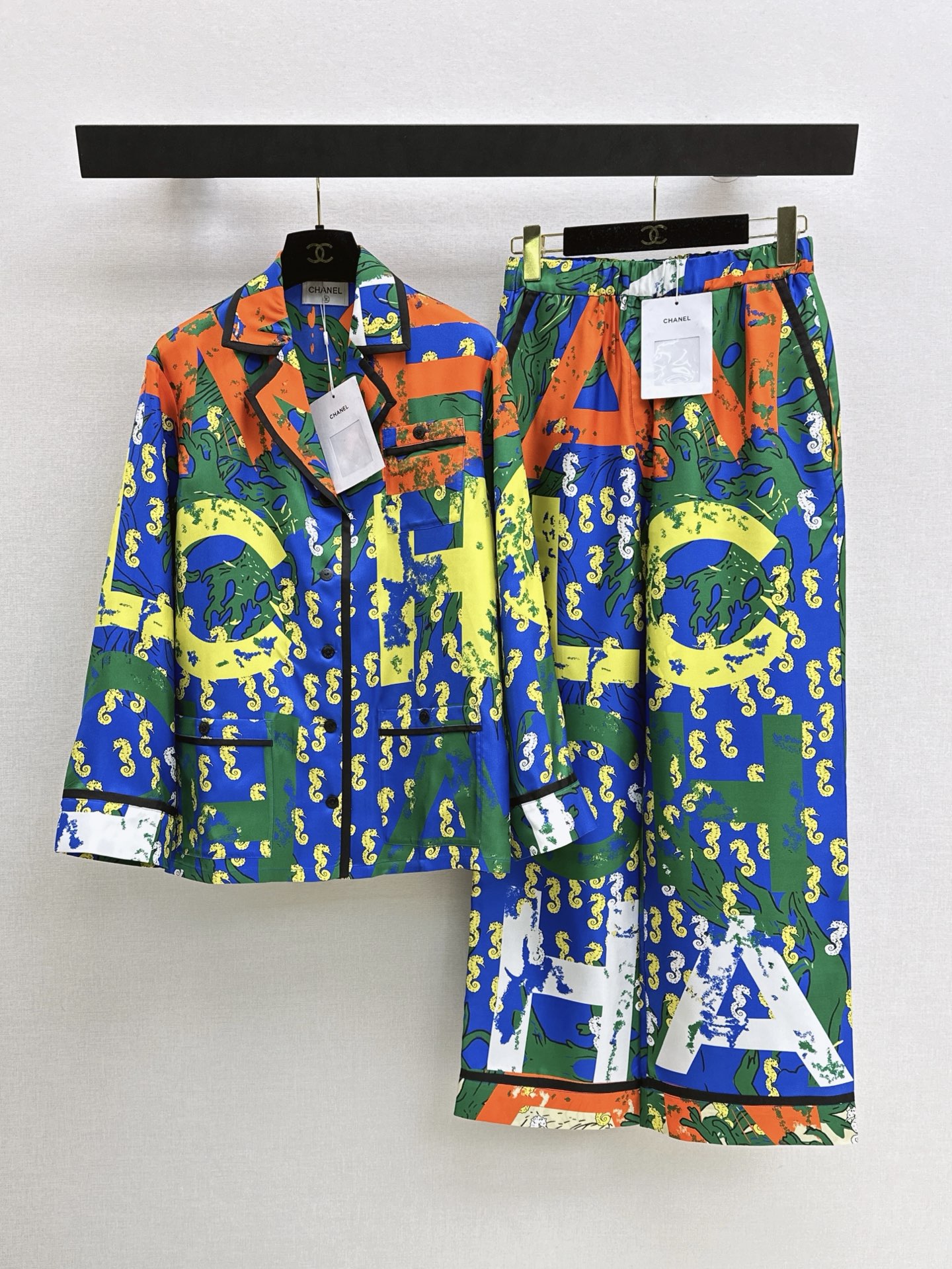 NO:870711,C Home 26Ss————The latest spring and summer Coco girl beach series graffiti letter printed silk suit collar shirt 100% silk twill fabric is silky and comfortable Contrast color binding technology Positioning printing high-end sense A must-have artifact for white and rich beauty Classic loose version is slimming Versatile and not picky, fashionable and advanced Two colors are available for sale smlxl,,chanel,shirts,business suit,real silk,19860909C家 26Ss————春夏最新款Coco女孩beach沙滩系列涂鸦字母印花真丝西装领衬衫百分百真丝斜纹绸面料丝滑舒适 撞色包边工艺 定位印花高级感拉满 白富美必备神器 经典宽松版型巨显瘦 百搭不挑人时髦又高级 两色现货发售smlxl,,chanel,shirts,business suit,real silk,,Women's clothing
