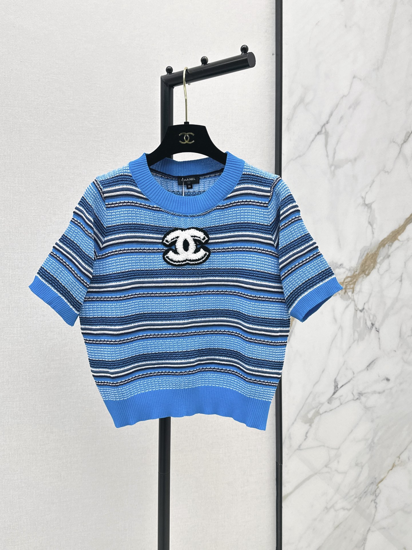 NO:870626,C Home 26Ss————The latest logo-decorated short-sleeved striped sweater for spring and summer is simple and classic. It is very recognizable. The knitted fabric has good elasticity and is close-fitting and comfortable. It is OK to wear alone or layered in spring and summer. Available in stock in one color, sml, chanel, T-shirt,19860909C家 26Ss————春夏最新款logo装饰短袖条纹针织衫简约又经典 超有辨识度 针织面料弹性好 贴身舒适 春夏单穿或内搭都很OK 一色现货发售sml,,chanel,T-shirt,,Women's clothing