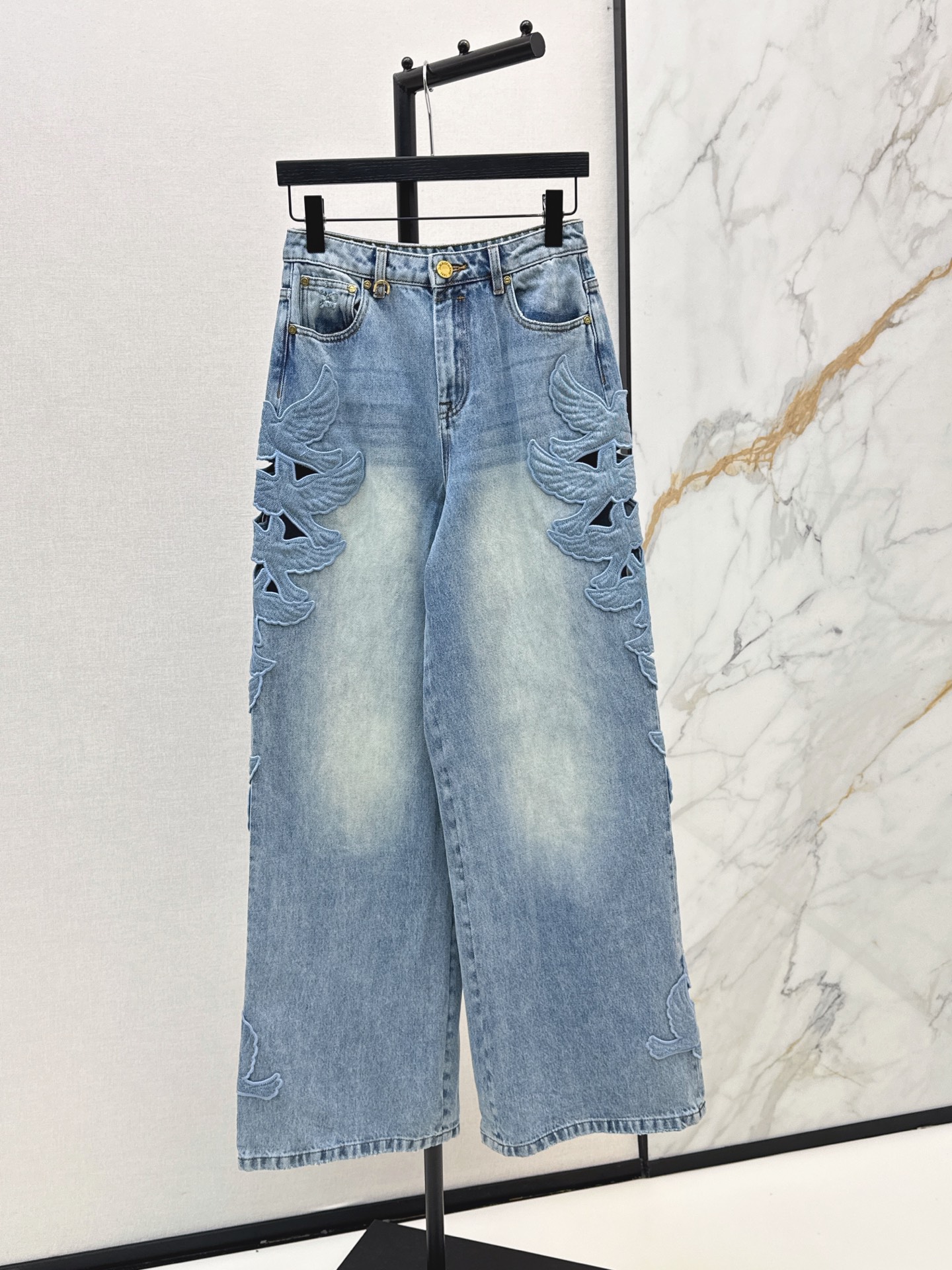 NO:870636,Zhao Lusi's same style Zim 26Ss - the latest spring and summer recommended bird patch denim straight jeans. Temperament straight wide leg design with retro aura. Hollow embroidery technology. Versatile and fashionable. Highly recommended item. Imported denim reactive wash texture is great. One color ready for sale smlxl,,jeans,19860909赵露思同款 Zim 26Ss————春夏最新款推荐飞鸟贴花牛仔直筒牛仔裤 气质直筒阔腿版型设计复古气场 镂空刺绣工艺 百搭又时髦 强烈推荐单品 进口牛仔活性洗水质感超赞 一色现货发售smlxl,,jeans,,Women's clothing
