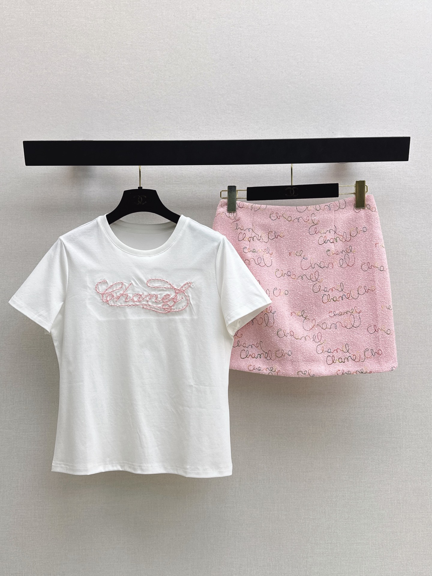 NO:870666,Fashionable niche design 26Ss - the latest spring and summer style short-sleeved T-shirt with heavy beading letters. Creamy white high-count cotton fabric is soft, skin-friendly and has a drapey feel. The slightly fitted version can softly outline the figure. The hand-beaded embroidered letters on the chest are the finishing touch. It can be salty or sweet. Suitable for various wearing scenarios in spring and summer. One color ready for sale smlxl,, T-shirt, tees, t-shirt,19860909时髦小众设计 26Ss————春夏最新款小香风重工钉珠字母短袖T恤 奶油白色高支棉面料软糯亲肤且自带垂坠感 合身微收的版型能柔和勾勒身形 胸前的手工钉珠刺绣字母是点睛之笔 可盐可甜 适配春夏的多种穿搭场景 一色现货发售smlxl,,T-shirt,tees，t-shirt,,Women's clothing