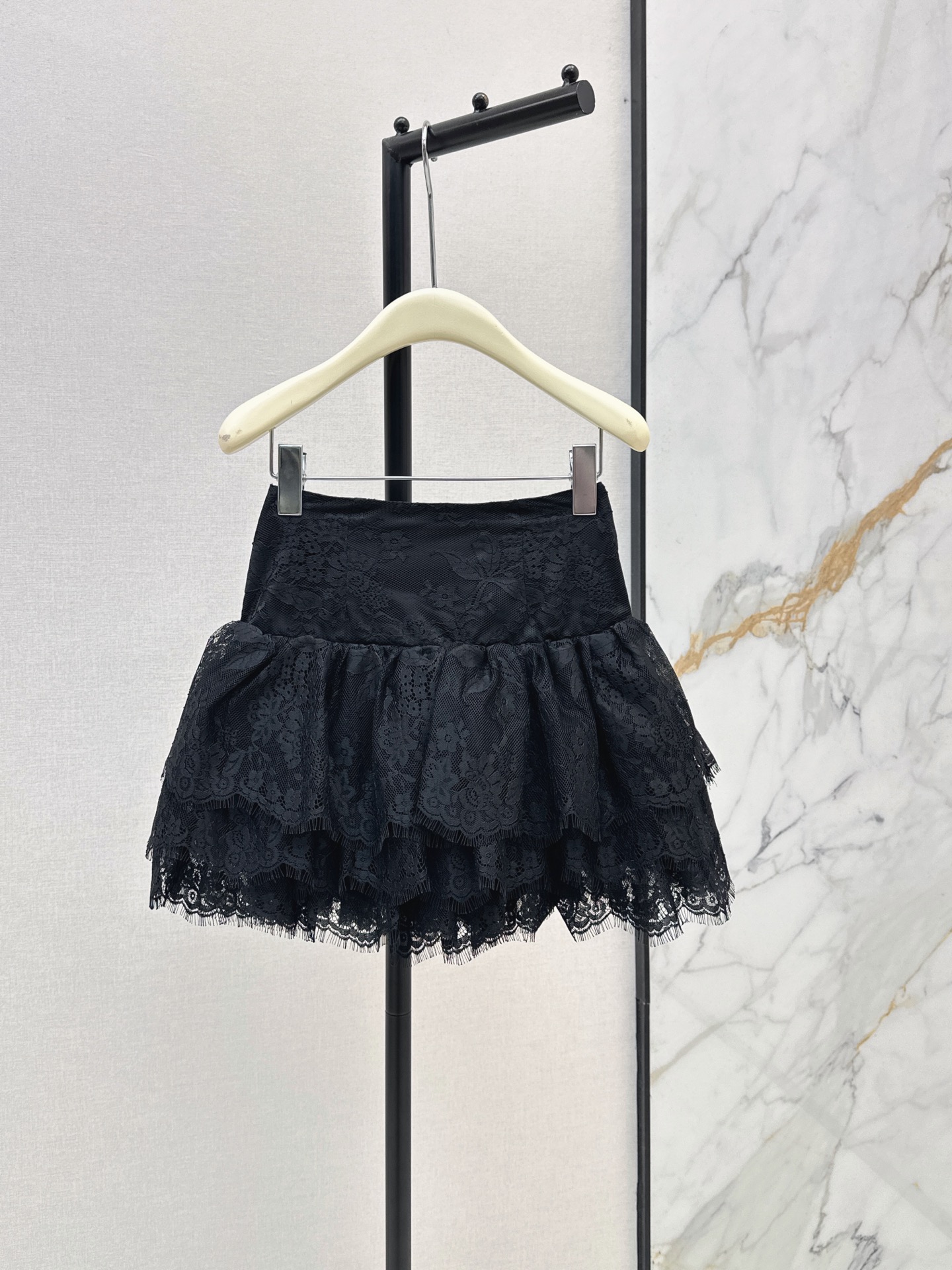 NO:870676,Fashionable niche design 26Ss - the latest sweetheart ballet girl skirt for spring. Lace layered cake skirt design. Exquisite lace details and soft lines. Fashionable but not sweet style. No sense of restraint. Not picky to wear. Ultra-short design can easily show long legs. The upper body looks light and energetic. It can be salty or sweet. Girly style. Two colors are available for sale sml,,skirts,19860909时髦小众设计 26Ss———春最新款甜心芭蕾少女半裙 蕾丝花边层叠蛋糕裙摆设计 精致的花边细节和柔美的线条 时髦又不是甜美的风格 没有束缚感 不挑人穿 超短设计轻松显长腿 上身看起来轻盈又活力 可盐可甜少女风 两色现货发售sml,,skirts,,Women's clothing