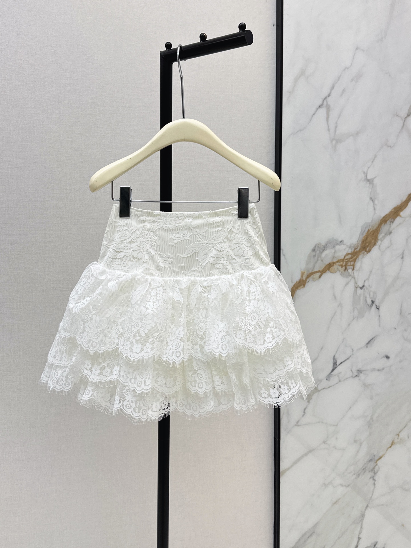 NO:870694,Fashionable niche design 26Ss - the latest sweetheart ballet girl skirt for spring. Lace layered cake skirt design. Exquisite lace details and soft lines. Fashionable but not sweet style. No sense of restraint. Not picky to wear. Ultra-short design can easily show long legs. The upper body looks light and energetic. It can be salty or sweet. Girly style. Two colors are available for sale sml,,skirts,19860909时髦小众设计 26Ss———春最新款甜心芭蕾少女半裙 蕾丝花边层叠蛋糕裙摆设计 精致的花边细节和柔美的线条 时髦又不是甜美的风格 没有束缚感 不挑人穿 超短设计轻松显长腿 上身看起来轻盈又活力 可盐可甜少女风 两色现货发售sml,,skirts,,Women's clothing