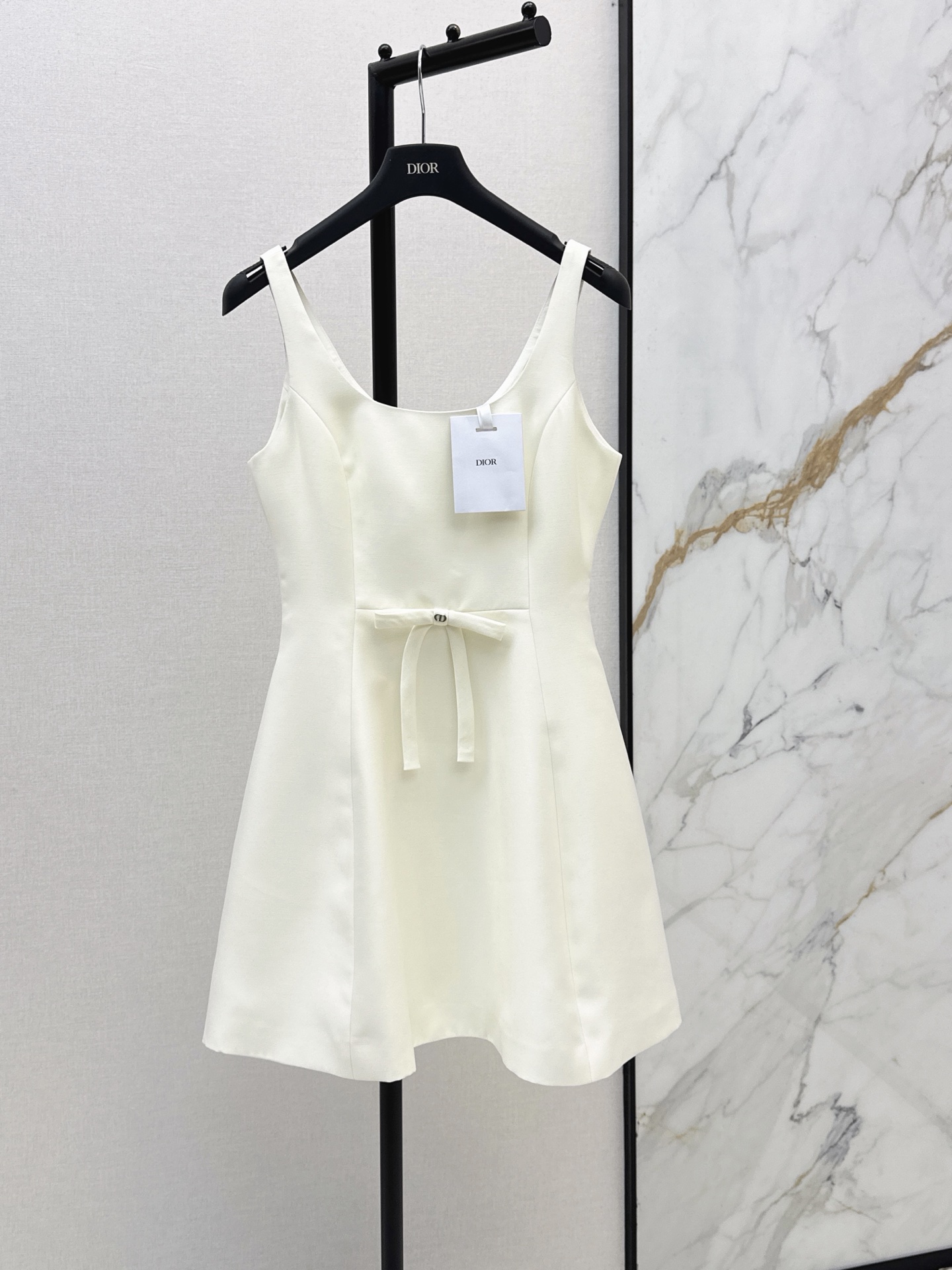 NO:870713,CD 26Ss————The latest spring and summer bow stitching suspender dress, the U-shaped neckline design is simple and elegant. The small bow pendant decoration is the finishing touch. The waist design accurately optimizes the body proportions. French elegance and mature temperament. It is very suitable for daily commuting, dating or light formal occasions. Two colors are available for sale sml,,skirts,19860909CD 26Ss————春夏最新款蝴蝶结拼接吊带连衣裙U型领口设计简约大方 蝴蝶结小吊坠装饰是点睛之笔 版型收腰设计精准优化身材比例 法式优雅轻熟气质 很适合日常通勤约会或轻正式场合穿着 两色现货发售sml,,skirts,,Women's clothing