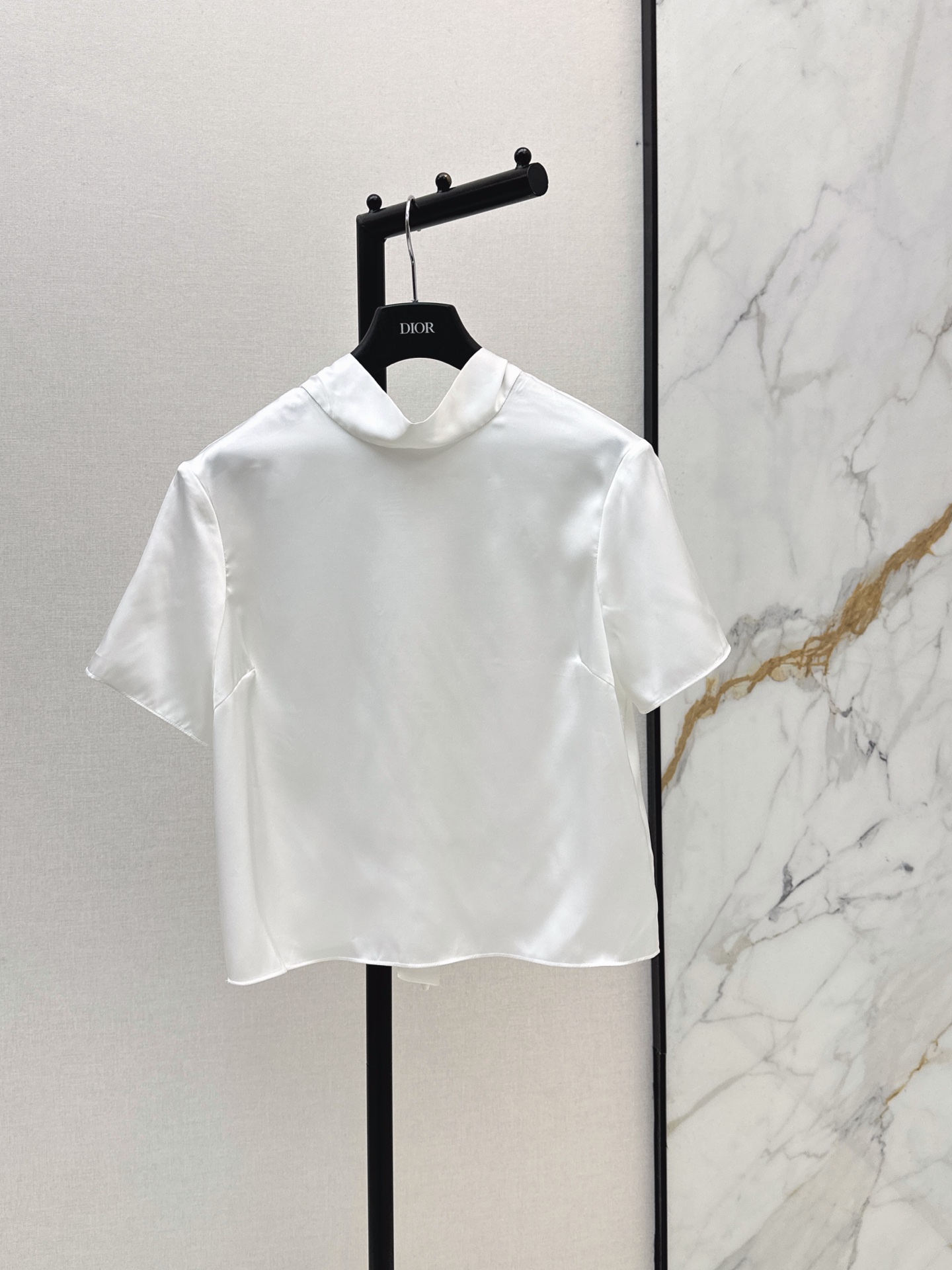 NO:870722,CD 26Ss of the same style as Dilireba/Zhu Zhu————The latest early spring new product in spring and summer, a half turtleneck short-sleeved shirt for front and back wear. The overall style is very elegant and full of texture. Retro, fashionable, low-key temperament and luxury. The version is versatile and not picky. The half turtleneck design modifies the neck line. The length of the short sleeves is neat and refreshing. Long-termist solid color minimalist style. It is very suitable for inner wear or single wear. Polyester blended fabric has a light texture and is suitable for summer wear.  Two colors ready for sale sml, shirts, T-shirt,19860909迪丽热巴/朱珠同款 CD 26Ss————春夏最新款早春新品前后两穿款半高领短袖衬衫 整体风格很优雅又充满质感 复古时髦低调气质又奢华 版型百搭不挑人 半高领设计修饰颈部线条 短袖长度利落清爽 长期主义纯色极简风 非常适合作为内搭或单穿 聚脂混纺面料 轻薄质感适合夏日穿搭 两色现货发售sml,,shirts,T-shirt,,Women's clothing