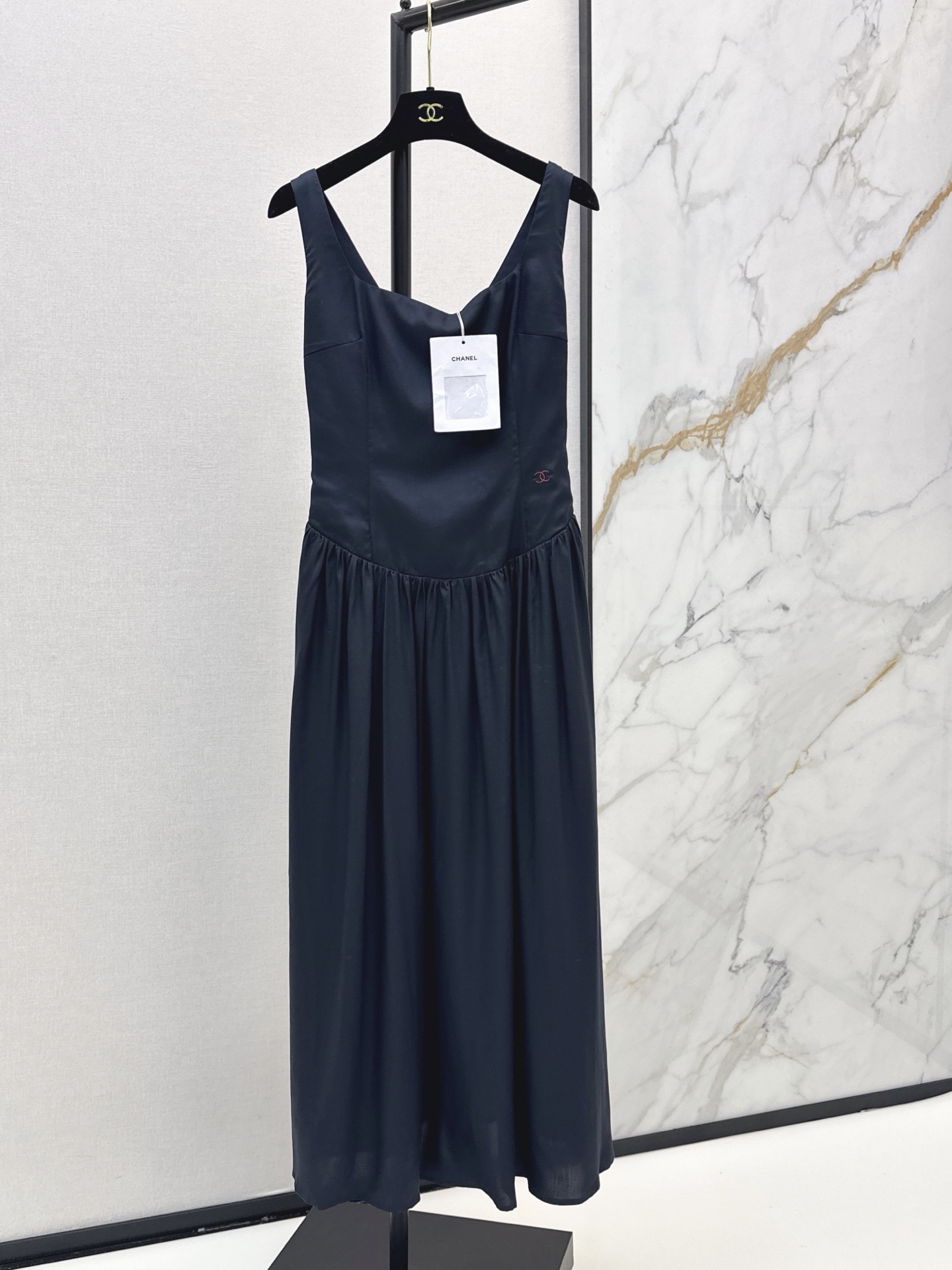 NO:870759,C Home 26Ss————The latest spring and summer long dress that is practical and not mediocre. Customized thin Tencel cotton fabric. It has an elegant and drapey feeling. You can go out in one second. The casual and comfortable casual skirt saves the summer heat. The three-dimensional waist version is matched with a pleated skirt. The whole design is in place in one step. Simple and practical. Two colors are available for sale sml, chanel, skirts,19860909C家 26Ss————春夏最新款实穿不平庸的长款连衣裙 定制轻薄的天丝棉面料 飘逸垂坠感很好 一秒出门的随性 随性惬意的休闲裙拯救夏日炎热感 立体收腰版型搭配褶皱裙摆 整个设计一步到位 简洁实穿 两色现货发售sml,,chanel,skirts,,Women's clothing