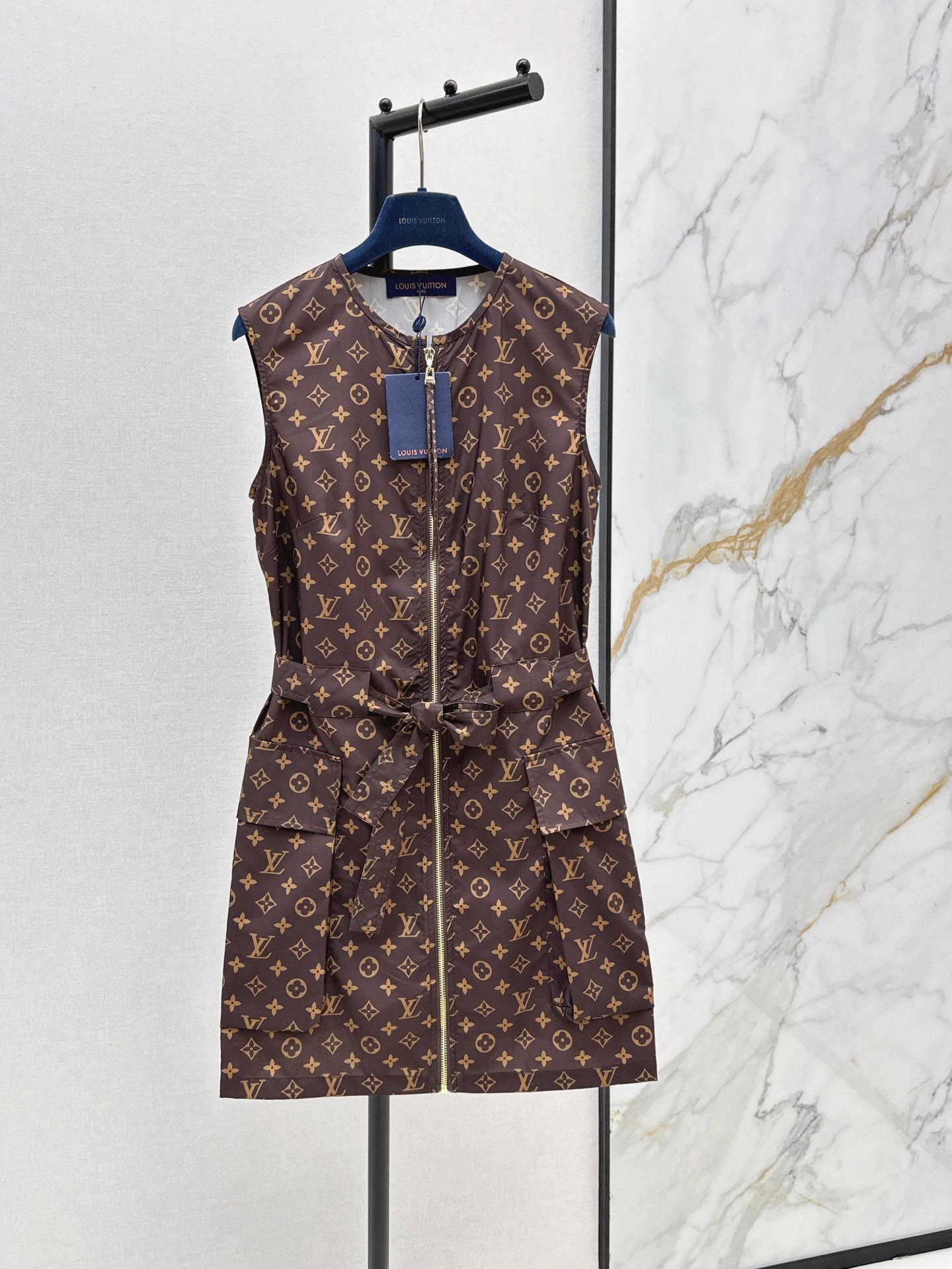 NO:871596,L Family 26Ss————The latest presbyopic sleeveless dress for spring and summer. Metal zipper + waist tie design. Modify the body shape and easy to put on and take off. There are practical pockets on both sides of the skirt. Suitable for daily commuting or leisure. The fabric is light and breathable. Comfortable to wear. You can easily switch styles with high heels or flat shoes. Available in stock in one color, sml,, louis vuitton, flats, high heels, skirts,19860909L家 26Ss————春夏最新款老花无袖连衣裙 金属拉链+腰部系带设计 修饰身形又方便穿脱 裙身两侧有实用口袋 日常通勤或休闲都很适合 面料轻盈透气 穿着舒适 搭配高跟鞋或平底鞋都能轻松切换风格 一色现货发售sml,,louis vuitton,flats,high heels,skirts,,Women's clothing