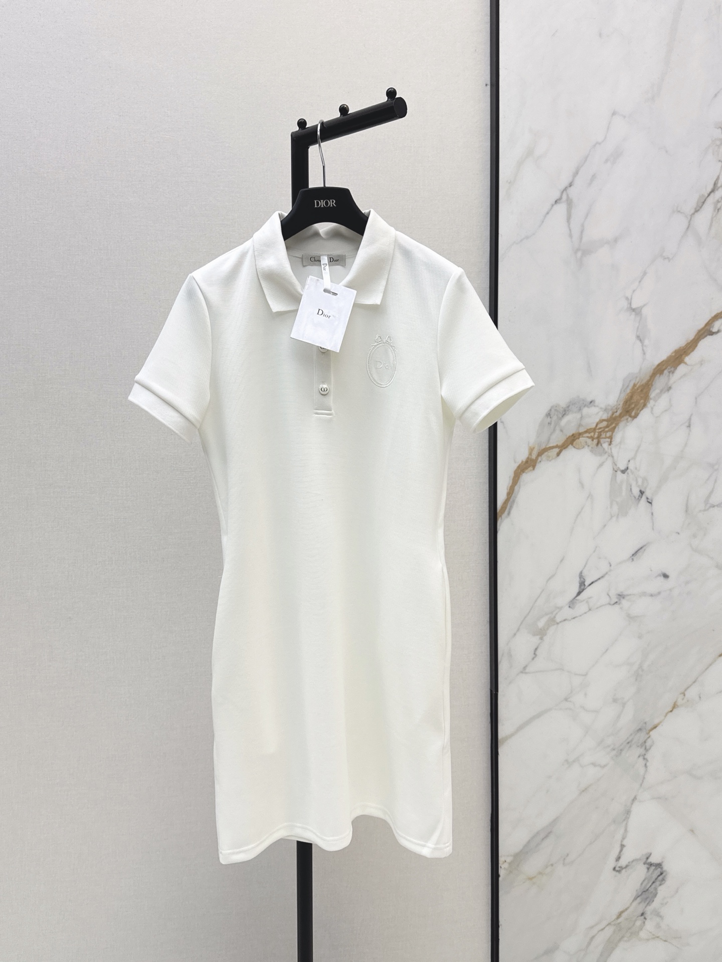 NO:871603,CD 26Ss - the latest spring and summer dress with exquisite embroidered lapels. Simple design + classic lapels. Three buttons embellishment. Waist A-line version. Slimming and taller. The fabric is soft and breathable. Super comfortable to wear in summer. Moderate skirt length. Easy to control for commuting and dating. Pair with sneakers to be a sweet girl. Pair with small leather shoes to get a retro sweet girl style. Two colors are available for sale now. sml, sneakers, skirts,19860909CD 26Ss———春夏最新款翻领精致刺绣连衣裙 简约设计+经典翻领 三颗纽扣点缀 收腰A字版型 显瘦显高 面料柔软透气 夏天穿超舒服 裙长适中 通勤 约会 日常都能轻松驾驭 搭配运动鞋元气甜妹 配小皮鞋复古甜妹风get 两色现货发售sml,,sneakers,skirts,,Women's clothing