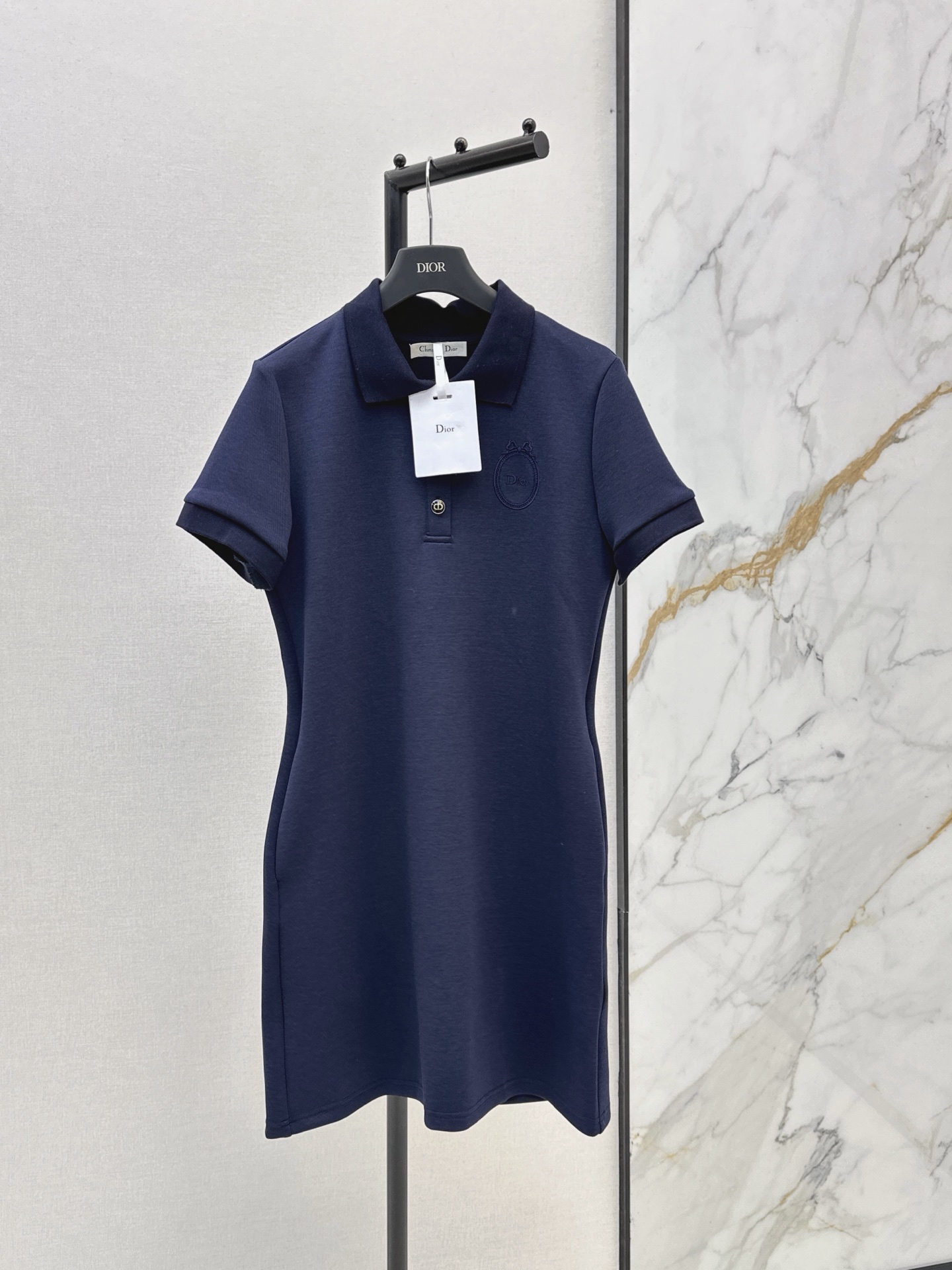 NO:871610,CD 26Ss - the latest spring and summer dress with exquisite embroidered lapels. Simple design + classic lapels. Three buttons embellishment. Waist A-line version. Slimming and taller. The fabric is soft and breathable. Super comfortable to wear in summer. Moderate skirt length. Easy to control for commuting and dating. Pair with sneakers to be a sweet girl. Pair with small leather shoes to get a retro sweet girl style. Two colors are available for sale now. sml, sneakers, skirts,19860909CD 26Ss———春夏最新款翻领精致刺绣连衣裙 简约设计+经典翻领 三颗纽扣点缀 收腰A字版型 显瘦显高 面料柔软透气 夏天穿超舒服 裙长适中 通勤 约会 日常都能轻松驾驭 搭配运动鞋元气甜妹 配小皮鞋复古甜妹风get 两色现货发售sml,,sneakers,skirts,,Women's clothing