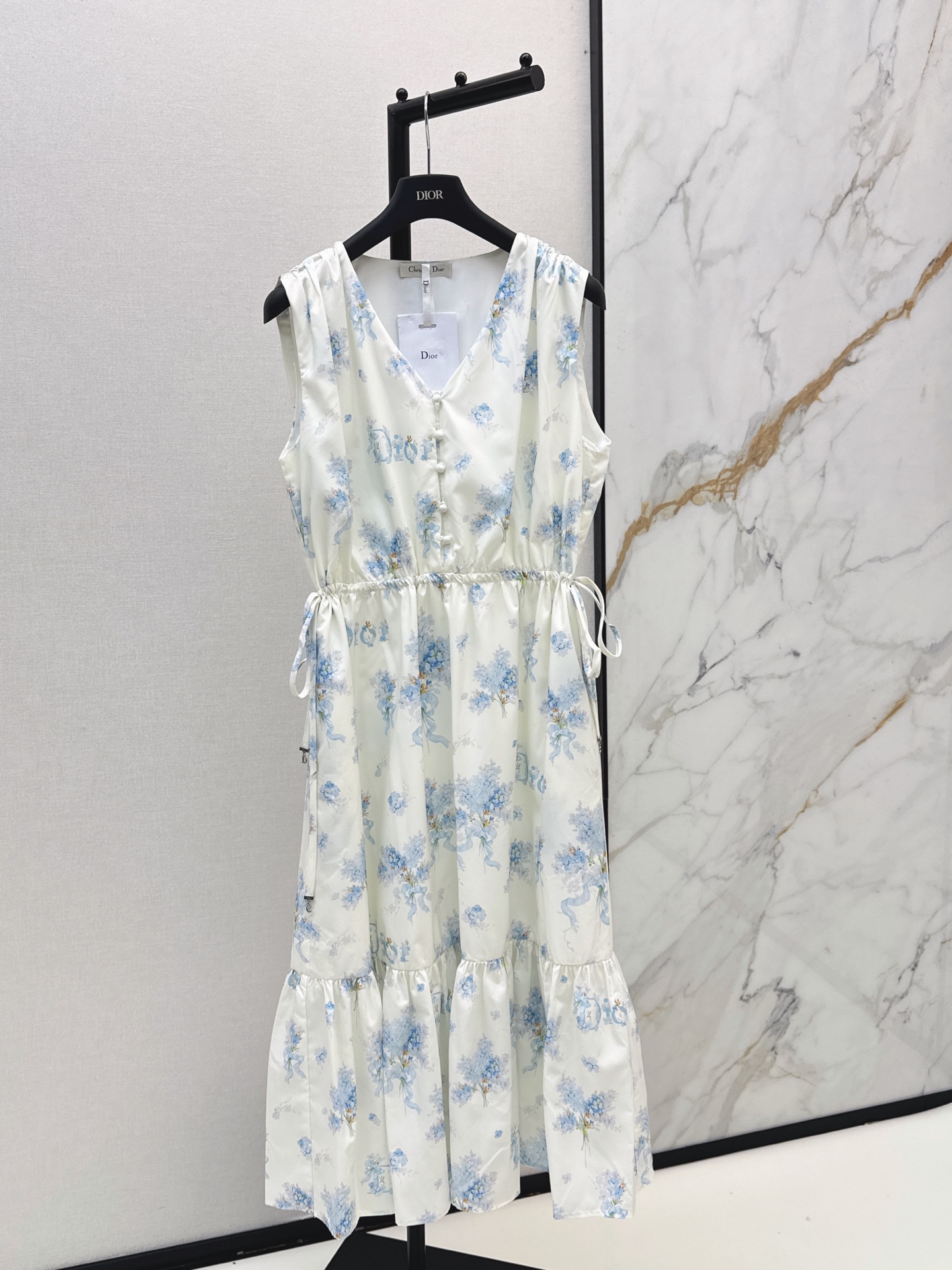 NO:871618,CD 26Ss————The latest spring and summer sleeveless long dress with floral patterns. The fresh print has an age-reducing effect. It is energetic and youthful. V-neck + sleeveless tailoring. Drawstring design at the waist. Adjustable elasticity. The large skirt has a sense of elegance when walking. Smooth and skin-friendly fabric. Suitable for daily outings and vacation photos. Paired with knitted cardigans or white shoes. The layering is up. Two colors are available for sale sml,,skirts,19860909CD 26Ss————春夏最新款花卉图案无袖长款连衣裙 清新印花自带减龄效果 元气又显嫩 V领+无袖剪裁 腰间抽绳设计 可调节松紧 大裙摆走路时自带飘逸感 顺滑亲肤的面料 日常出街 度假拍照都超适合 搭配针织开衫或小白鞋 层次感up 两色现货发售sml,,skirts,,Women's clothing