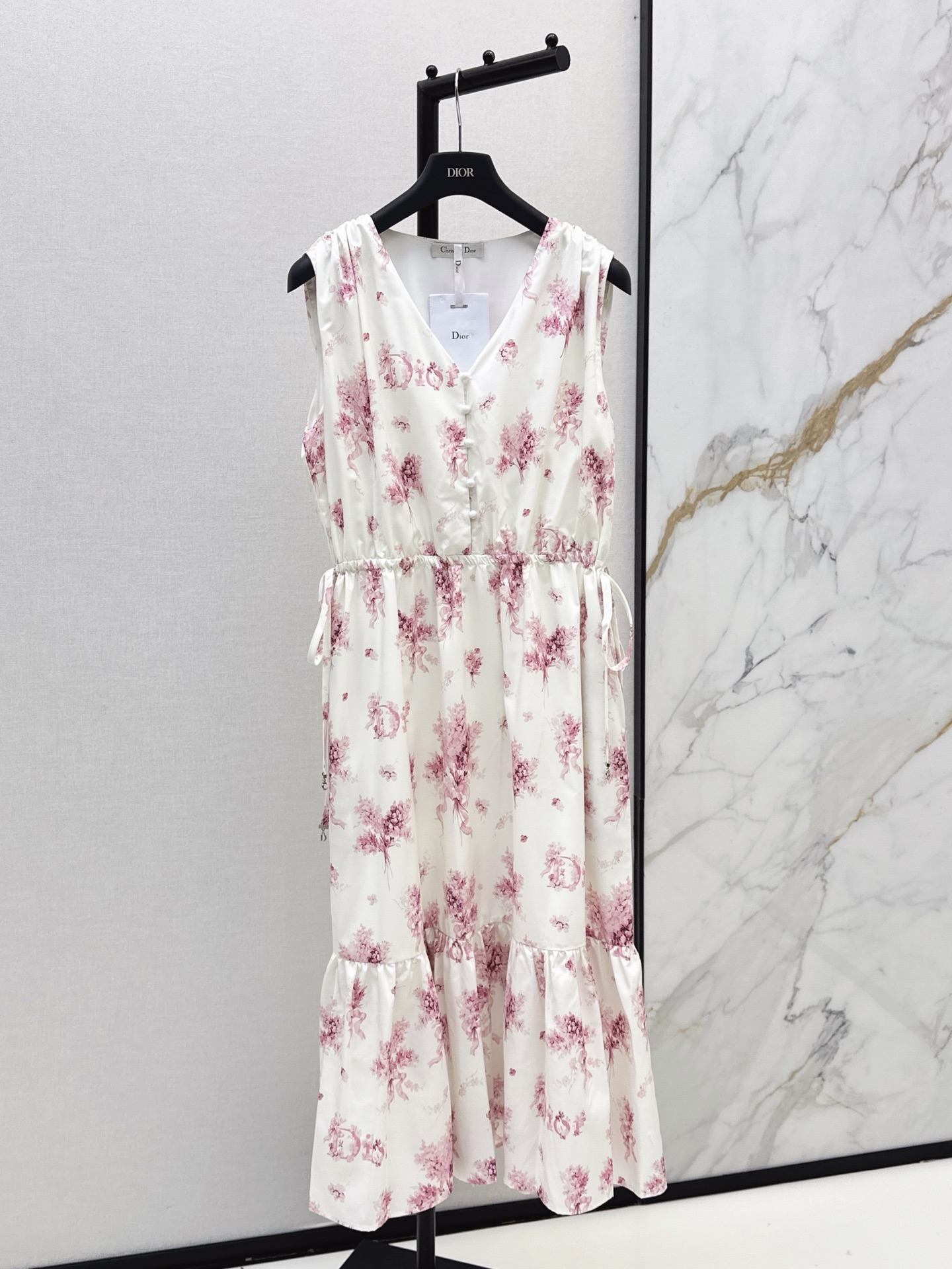 NO:871627,CD 26Ss————The latest spring and summer sleeveless long dress with floral patterns. The fresh print has an age-reducing effect. It is energetic and youthful. V-neck + sleeveless tailoring. Drawstring design at the waist. Adjustable elasticity. The large skirt brings a sense of elegance when walking. Smooth and skin-friendly fabric. Suitable for daily outings and vacation photos. Paired with knitted cardigans or white shoes. The sense of layering is up. Two colors available for sale sml l,,skirts,19860909CD 26Ss————春夏最新款花卉图案无袖长款连衣裙 清新印花自带减龄效果 元气又显嫩 V领+无袖剪裁 腰间抽绳设计 可调节松紧 大裙摆走路时自带飘逸感 顺滑亲肤的面料 日常出街 度假拍照都超适合 搭配针织开衫或小白鞋 层次感up 两色现货发售sml l,,skirts,,Women's clothing