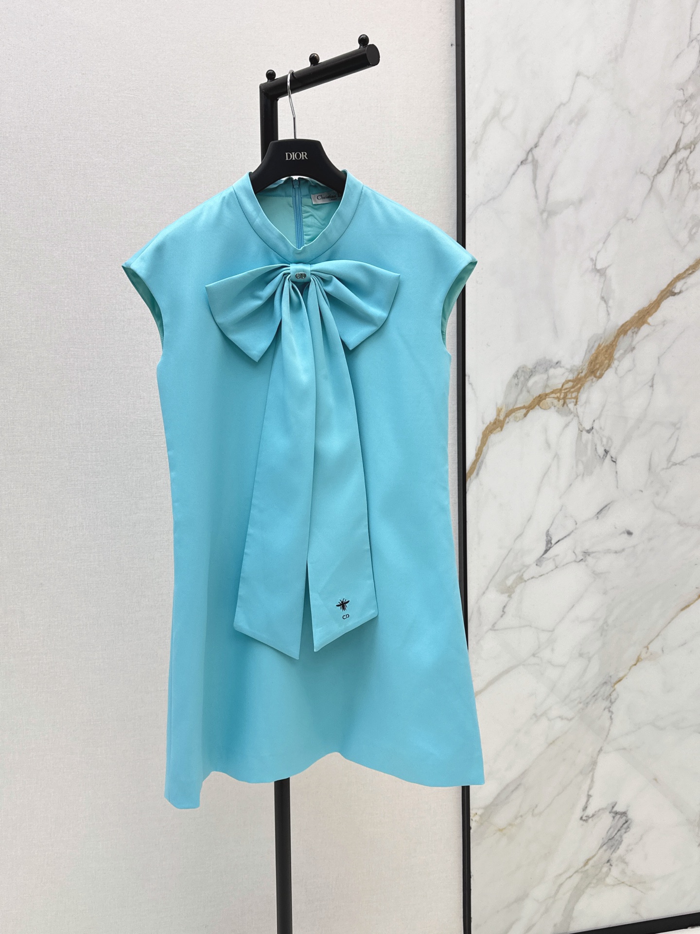 NO:871639,CD 26Ss————The latest bow sleeveless dress for spring and summer. Cotton blended fabric. Smooth and textured. Large bow design. Three-dimensional and stylish. Breaks the dullness. Adds gentle temperament. A-line version. Modifies the body shape. Zipper opening and closing at the back. Easy to put on and take off. Can be worn for daily parties and birthdays. Practical and versatile. Available in one color. sml,,skirts,19860909CD 26Ss————春夏最新款蝴蝶结无袖连衣裙 棉质混纺面料 顺滑又有质感 大蝴蝶结设计 立体有型 打破沉闷 增添温柔气质 A字版型 修饰身形一绝 背后拉链开合 穿脱方便 日常 聚会 生日都能穿 实用又百搭 一色现货发售sml,,skirts,,Women's clothing