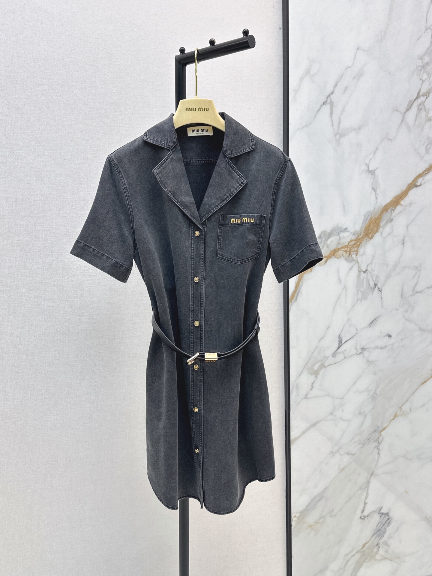 NO:871648,Miu 26Ss - the latest belt-embellished denim dress for spring and summer. Washed denim fabric. Lapel + short sleeve design. Simple retro. Metal buttons on the front. Adjustable black belt at the waist. Easily outline the waistline. Brand embroidery on the chest. The A-line skirt is loose and slim. It can be easily worn in daily or light formal occasions. It goes well with sports shoes or short boots. Two colors are available in stock. sml,, miumiu, boots, sneakers, skirts, T-shirt,19860909Miu 26Ss————春夏最新款腰带装饰牛仔连衣裙 水洗牛仔面料 翻领+短袖设计 简约复古 正面金属纽扣 腰部黑色腰带可调节 轻松勾勒腰线 胸前品牌刺绣 A字裙摆宽松显瘦 日常或轻正式场合都能轻松驾驭 搭配运动鞋或短靴都很出彩 两色现货发售sml,,miumiu,boots,sneakers,skirts,T-shirt,,Women's clothing